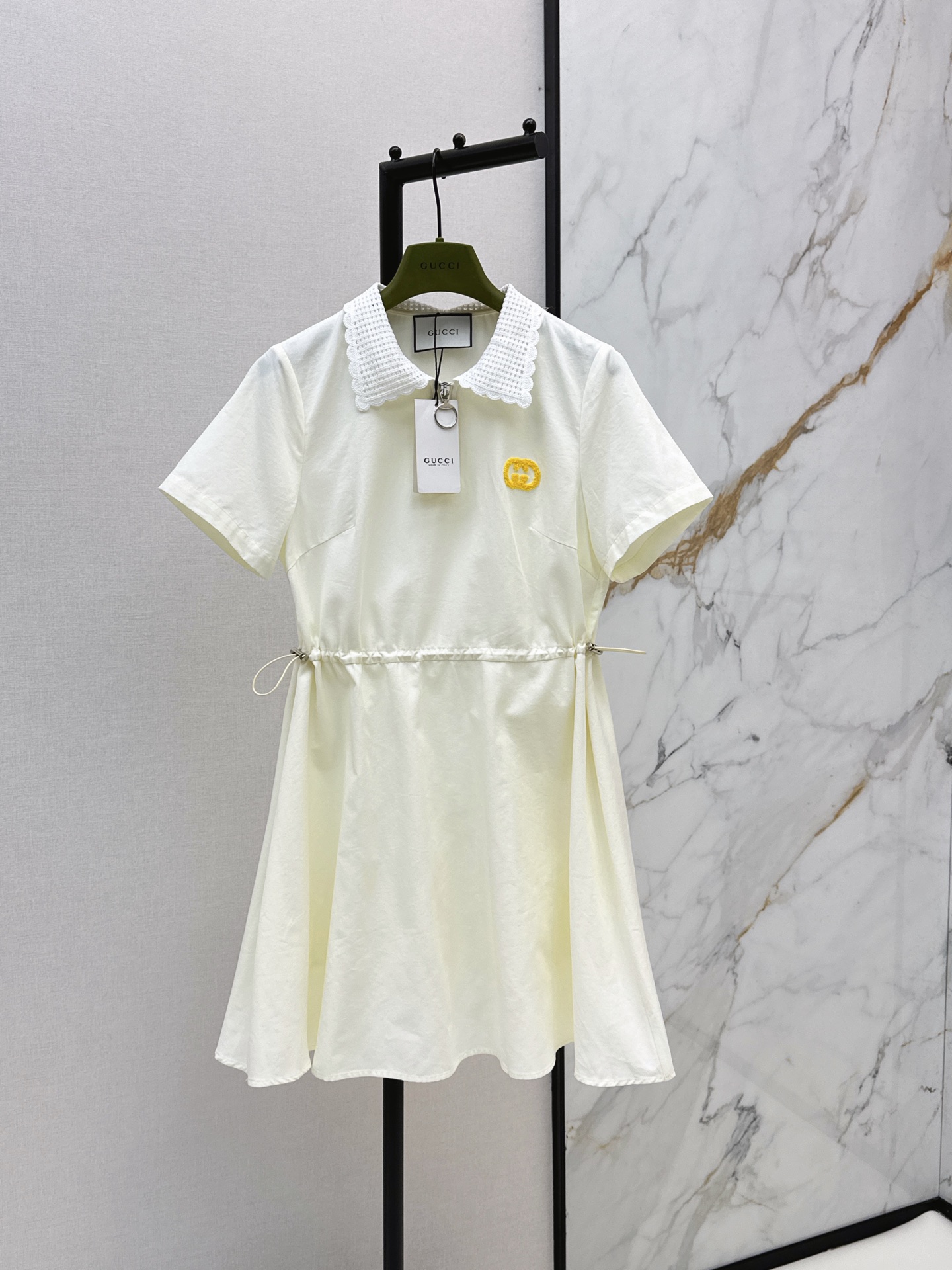 NO:877619,Gu 26Ss————The latest spring and summer short-sleeved dress with doll collar. Gentle milky white color with built-in soft light filter. The hollow lace doll collar is the finishing touch. Soft and girly feeling. The half-open zipper on the front makes it easy to put on and take off. The metal ring details are exquisite and attractive. The gold embroidery on the chest enhances the texture. One color ready for sale sml, skirts, T-shirt,19860909Gu 26Ss————春夏最新款娃娃领短袖连衣裙 温柔奶白配色自带柔光滤镜 镂空花边娃娃领是点睛设计 软萌少女感拉满前襟半开拉链穿脱方便 金属圆环细节精致耐看 胸口金色刺绣小提升质感 一色现货发售sml,,skirts,T-shirt,,Women's clothing