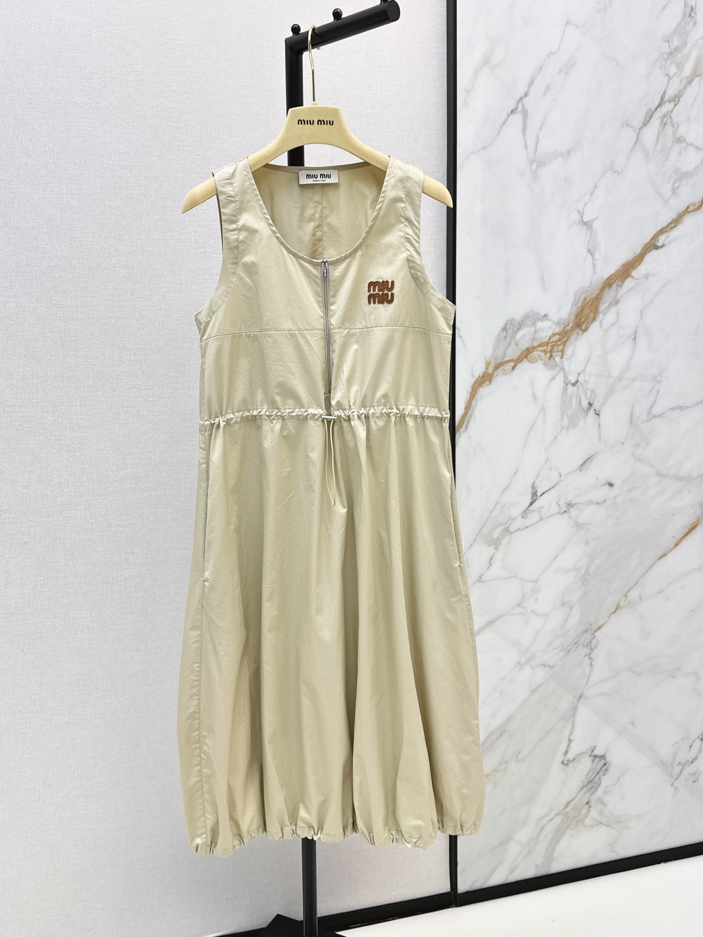 NO:877623,Miu 26Ss————The latest classic light khaki halterneck vest dress for spring and summer. The color matching comes with a retro filter. A perfect miu style casual style item. The round neck sleeveless tailoring is refreshing and neat. It is suitable for daily life in spring and summer. It is excellent when layered with shirts/knitted vests. One color is available for sale in sml,,miumiu,skirts,shirts,19860909Miu 26Ss————春夏最新款经典浅卡其挂脖裙摆背心裙 配色自带复古滤镜 妥妥的miu系休闲风穿搭单品 圆领无袖剪裁清爽利落 适配春夏日常 叠穿衬衫/针织马甲都出彩 一色现货发售sml,,miumiu,skirts,shirts,,Women's clothing