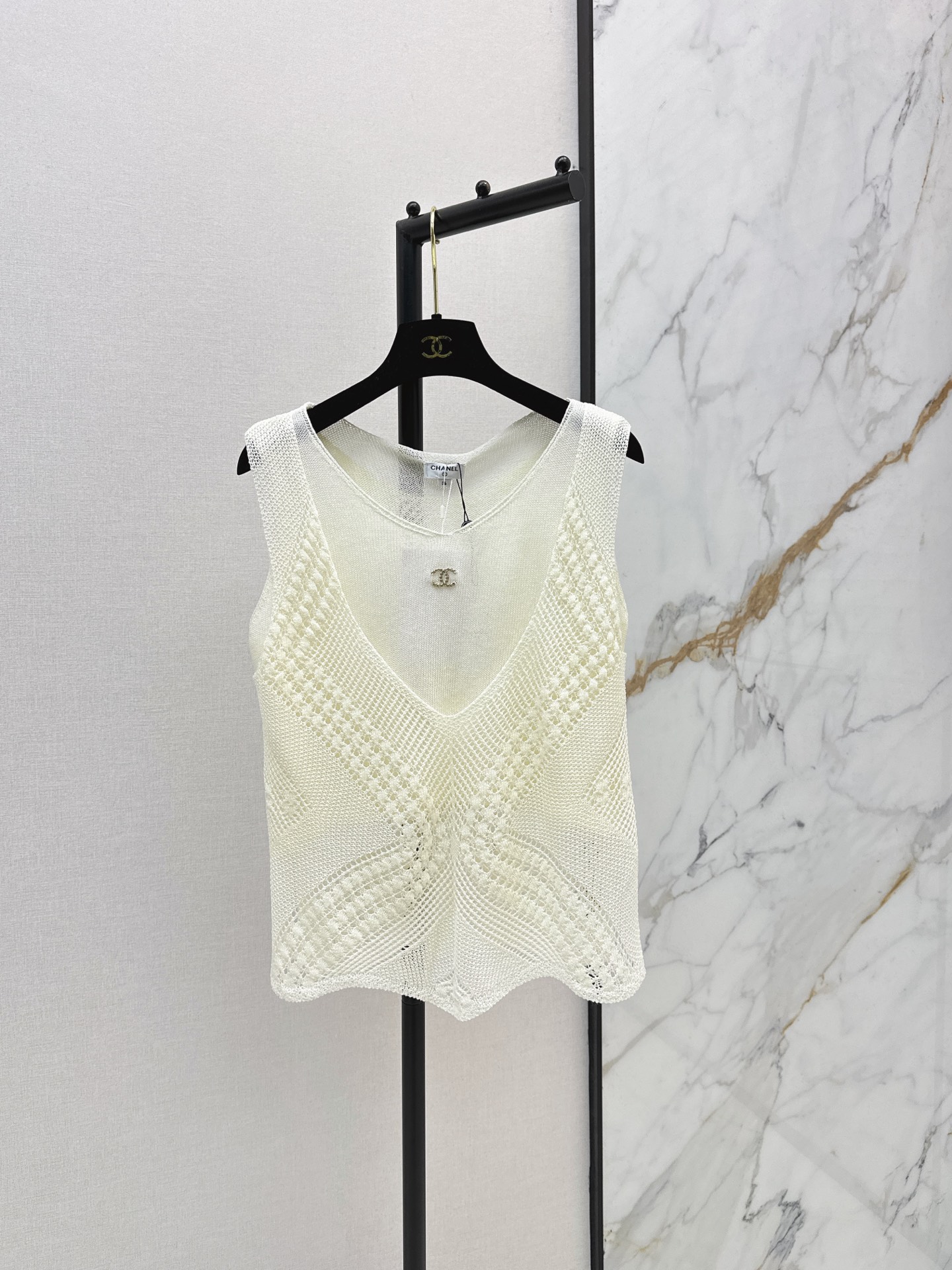 NO:877627,C Home 26Ss————The latest fake two-piece crochet vest for spring and summer is made of hollow crochet. It has exquisite texture and full layering. V-neck sleeveless design. It is super breathable and comfortable to wear in summer. The fake two-piece design makes the outfit more layered. It looks great with jeans and linen skirts. It is easy to get the gentle Korean style or old money style. It looks good for daily commuting and leisure. Two colors are available for sale sml,,chanel,skirts,jeans,19860909C家 26Ss————春夏最新款假两件钩针背心采用镂空钩针编织 纹理精致 层次感满满 V领无袖设计 夏天穿超透气又舒适 假两件设计让穿搭更有层次 随便搭牛仔裤亚麻裙都很出片 轻松get韩系温柔风or老钱风 日常通勤休闲都好看 两色现货发售sml,,chanel,skirts,jeans,,Women's clothing
