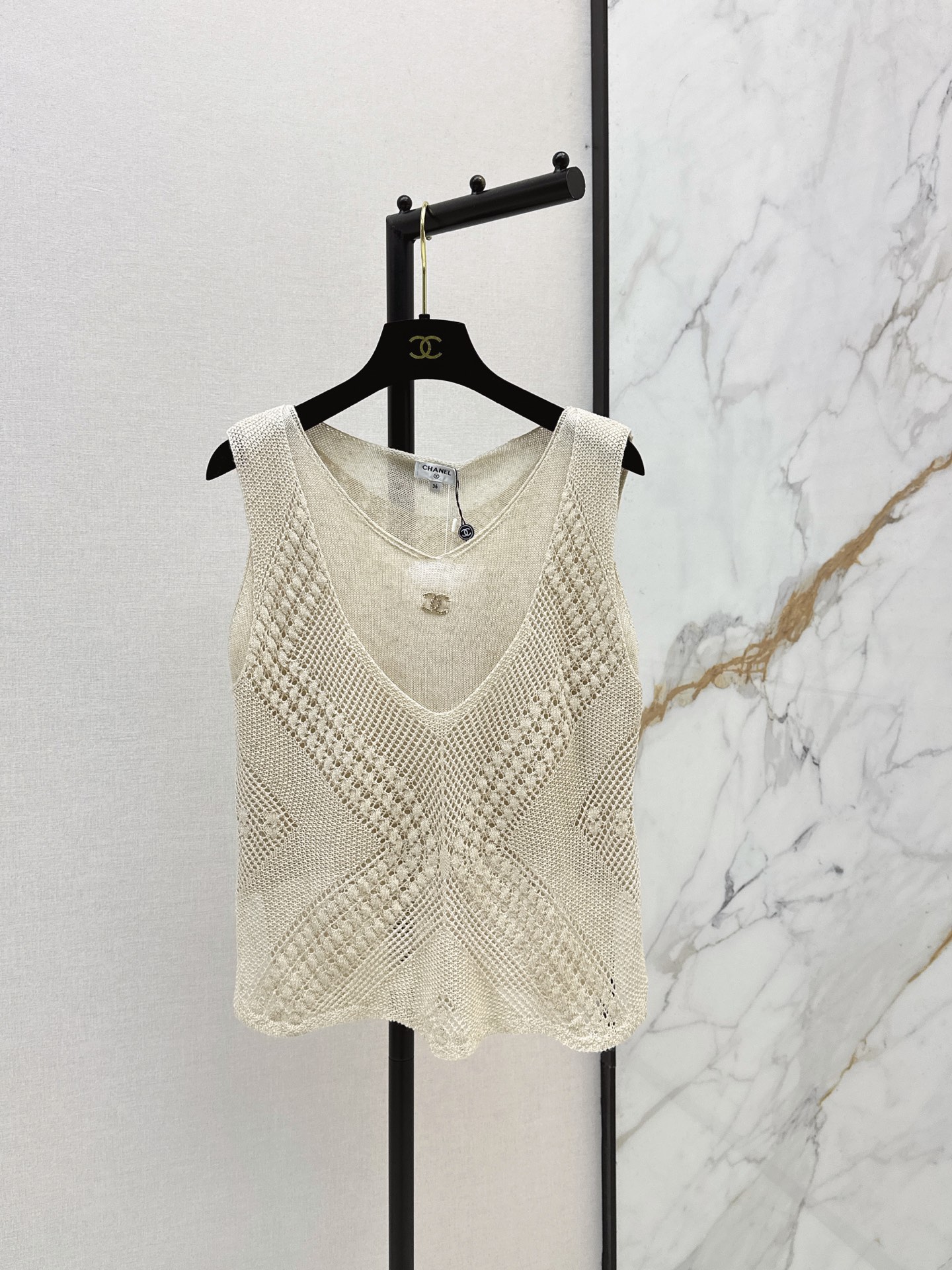NO:877631,C Home 26Ss————The latest fake two-piece crochet vest for spring and summer is made of hollow crochet. It has exquisite texture and full layering. V-neck sleeveless design. It is super breathable and comfortable to wear in summer. The fake two-piece design makes the outfit more layered. It looks great with jeans and linen skirts. It is easy to get the gentle Korean style or old money style. It looks good for daily commuting and leisure. Two colors are available for sale sml,,chanel,skirts,jeans,19860909C家 26Ss————春夏最新款假两件钩针背心采用镂空钩针编织 纹理精致 层次感满满 V领无袖设计 夏天穿超透气又舒适 假两件设计让穿搭更有层次 随便搭牛仔裤亚麻裙都很出片 轻松get韩系温柔风or老钱风 日常通勤休闲都好看 两色现货发售sml,,chanel,skirts,jeans,,Women's clothing