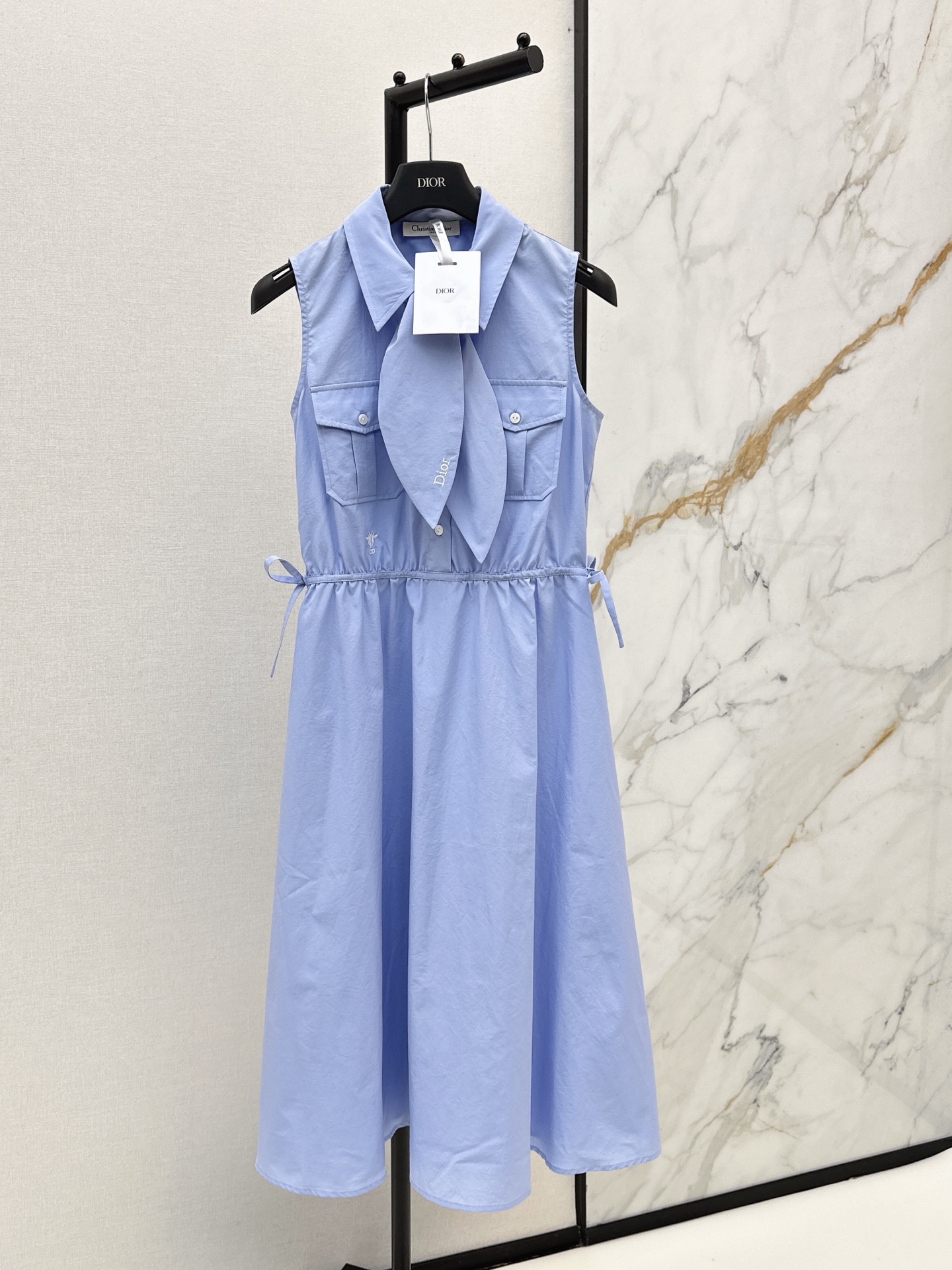NO:877634,CD 26Ss————The latest spring and summer style sleeveless long dress with contrasting ribbons and contrasting colors. The style is super fashionable. The upper body is casually high-end. Effortlessly fashionable. The overall shape is simple and elegant. The silhouette is comfortable to wear. It is intellectual and atmospheric. It creates a cool and high-end feeling. One color ready for sale sml,,skirts,19860909CD 26Ss————春夏最新款飘带撞色无袖长款连衣裙版型超洋气 上身就一整个不经意的高级 毫不费力的时髦 整体简约大方 廓形穿着舒适 知性大气 打造飒爽高级感 一色现货发售sml,,skirts,,Women's clothing