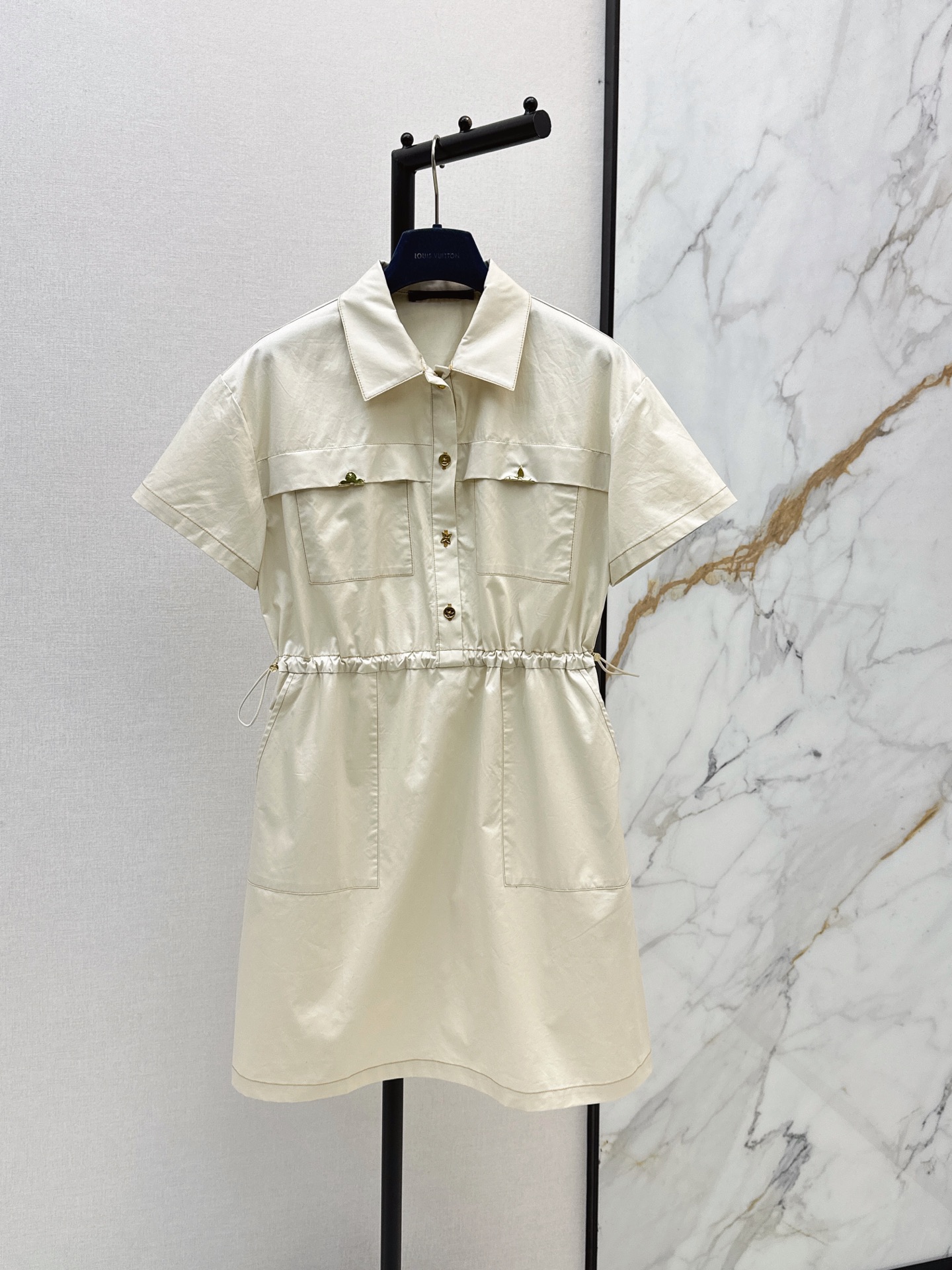 NO:877637,L Family 26Ss - the latest spring and summer hardware-embellished drawstring waist dress, fashionable, low-key, luxurious and high-end. The version is versatile and not picky. The original customized technical fabric is available in one color. SML, louis vuitton, skirts,19860909L家 26Ss———春夏最新款五金装饰抽绳收腰连衣裙时髦低调气质又奢华高级 版型百搭不挑人 原版定制科技面料 一色现货发售sml,,louis vuitton,skirts,,Women's clothing