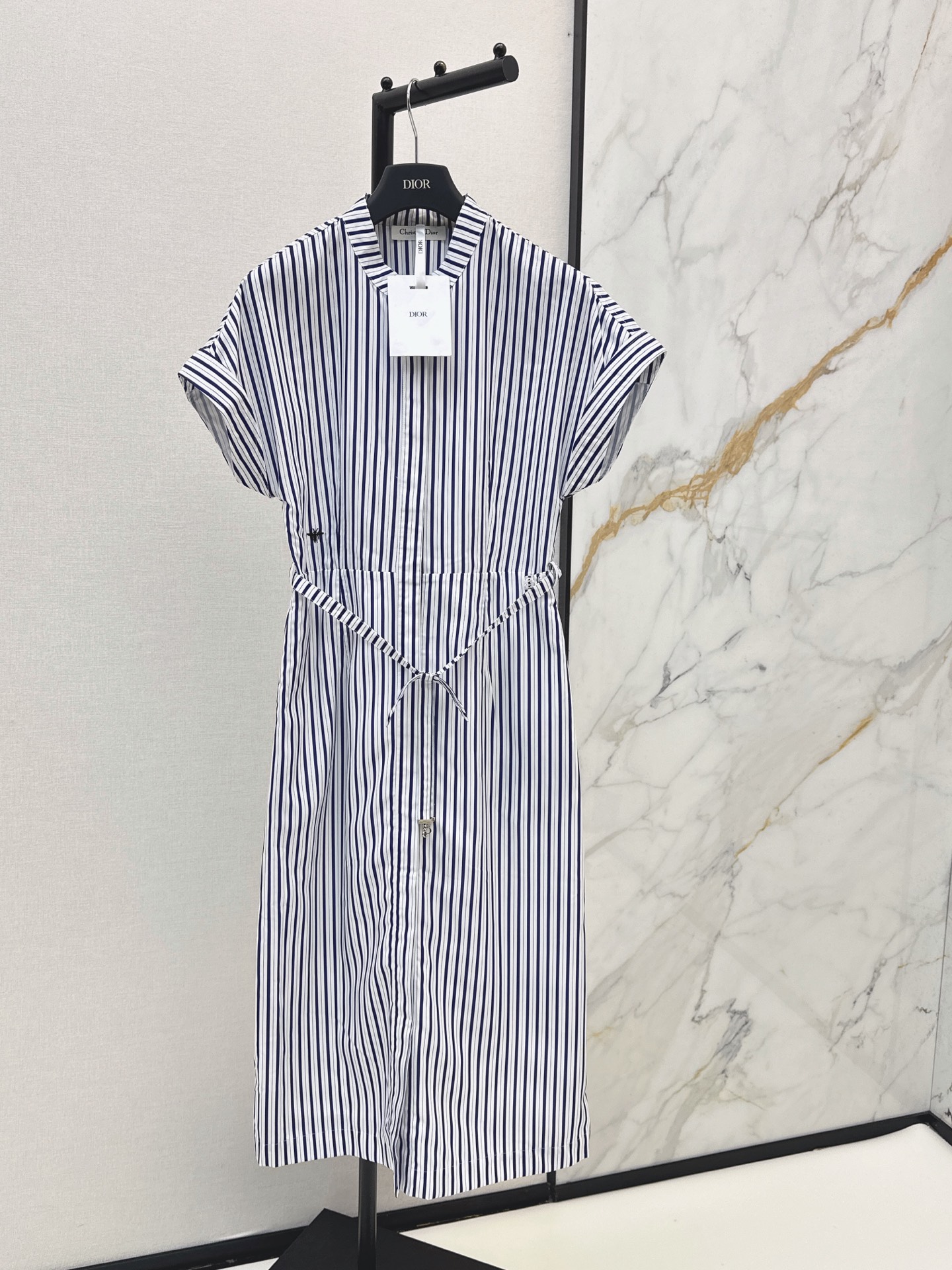 NO:877640,CD 26Ss————The latest striped off-shoulder dress for spring and summer. Fashionable, low-key and luxurious. The shape is versatile and not picky. The long design is very tolerant to the figure. One color ready for sale sml,,skirts,19860909CD 26Ss————春夏最新款条纹落肩连衣裙 时髦低调气质又奢华高级 版型百搭不挑人 长款设计对身材包容度很好 一色现货发售sml,,skirts,,Women's clothing