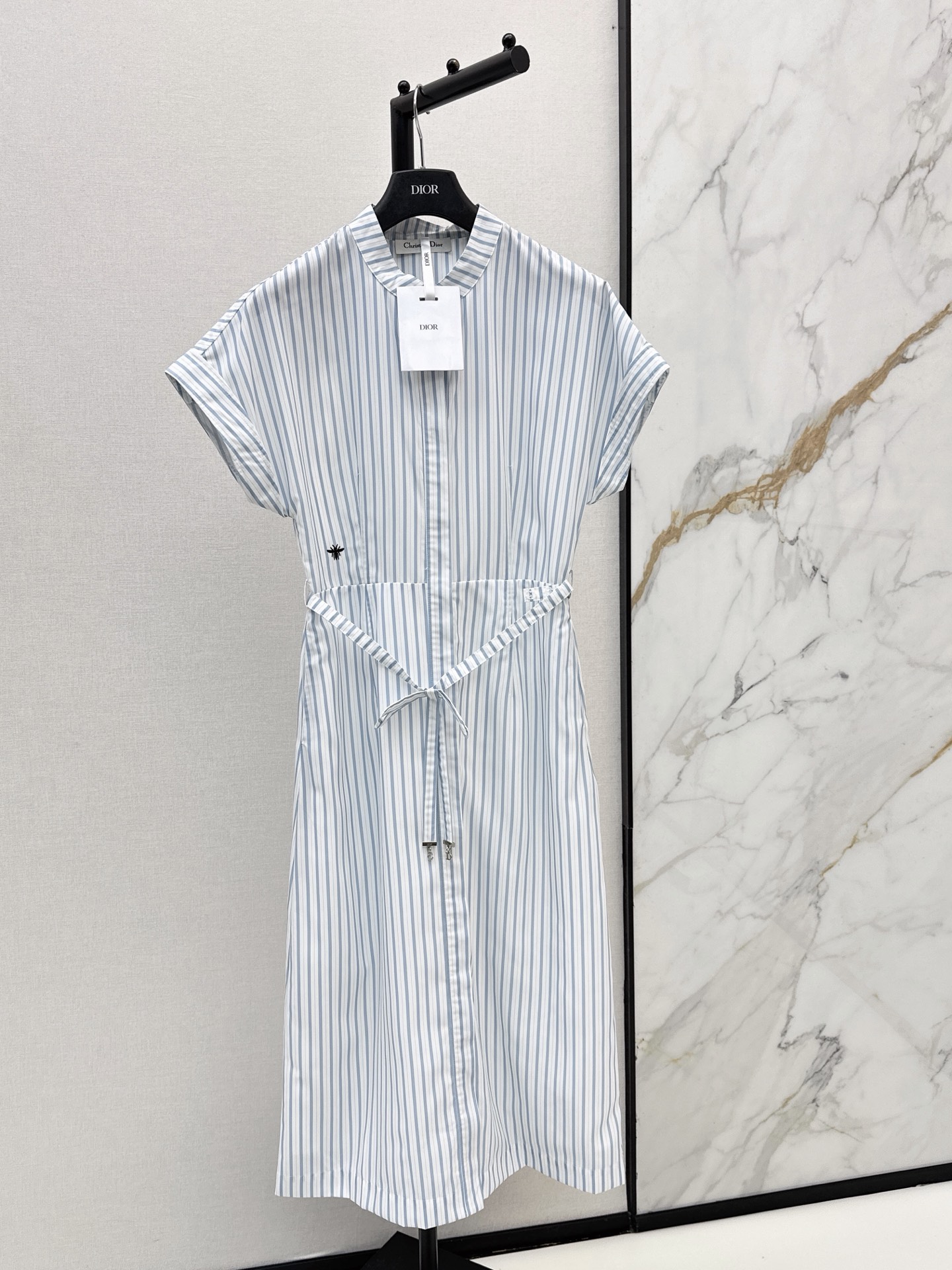 NO:877645,CD 26Ss————The latest striped off-shoulder dress for spring and summer. Fashionable, low-key and luxurious. The shape is versatile and not picky. The long design is very tolerant to the figure. One color ready for sale sml,,skirts,19860909CD 26Ss————春夏最新款条纹落肩连衣裙 时髦低调气质又奢华高级 版型百搭不挑人 长款设计对身材包容度很好 一色现货发售sml,,skirts,,Women's clothing