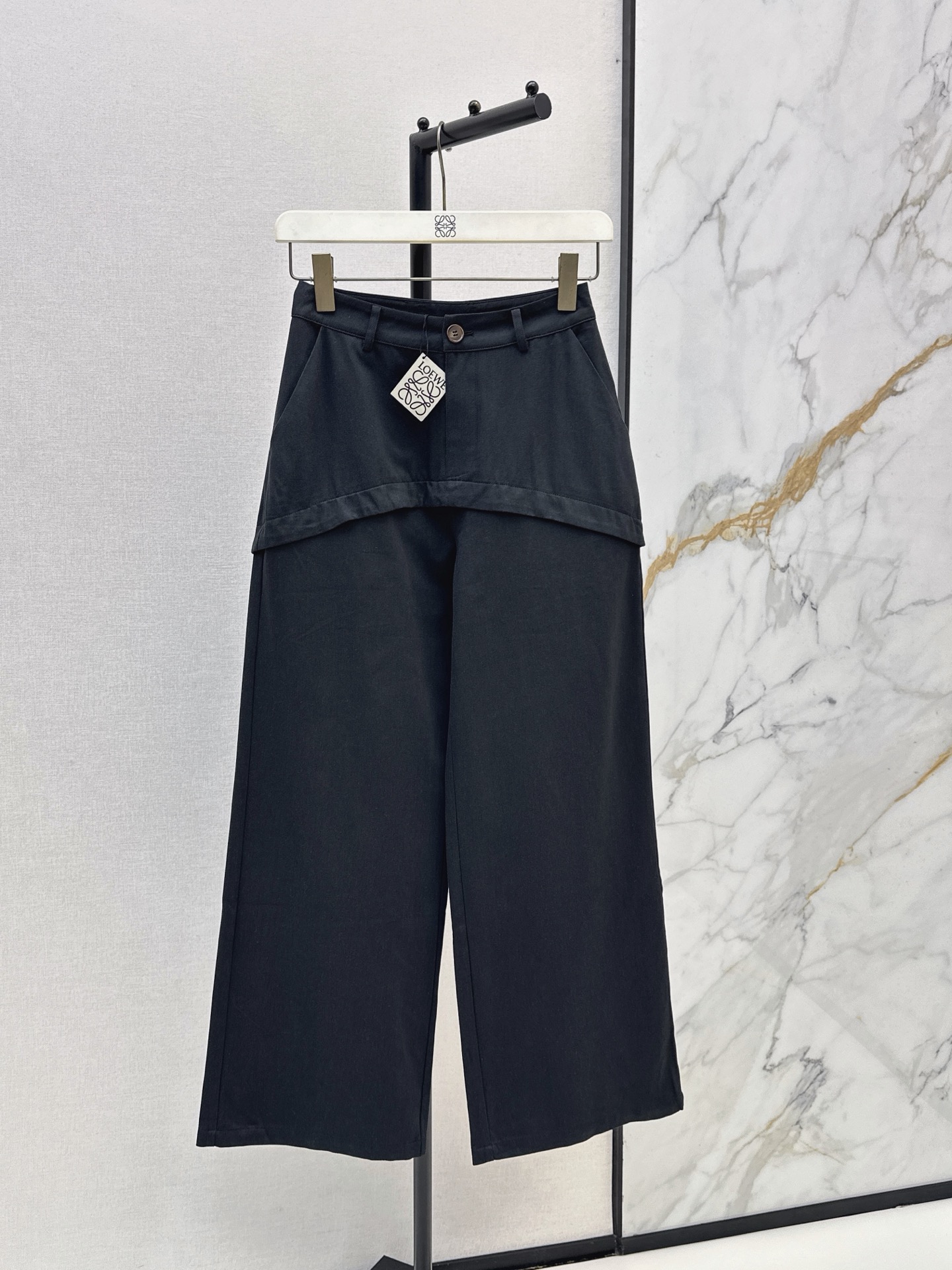 NO:877612,Loe 26Ss————The latest spring and summer straight-leg pants with logo embroidery decoration are fashionable and easy to wear. The style is versatile, advanced customization, casual and easy. The texture is also good, retro and fashionable. It can be controlled by all kinds of body shapes. Two colors are available for sale sml,, loewe,19860909Loe 26Ss————春夏最新款logo刺绣装饰直筒裤时髦好穿度爆棚 风格百搭 高级定制 随性洒脱 质感也敲好 复古又时尚 各种身材都可以驾驭 两色现货发售sml,,loewe,,Women's clothing