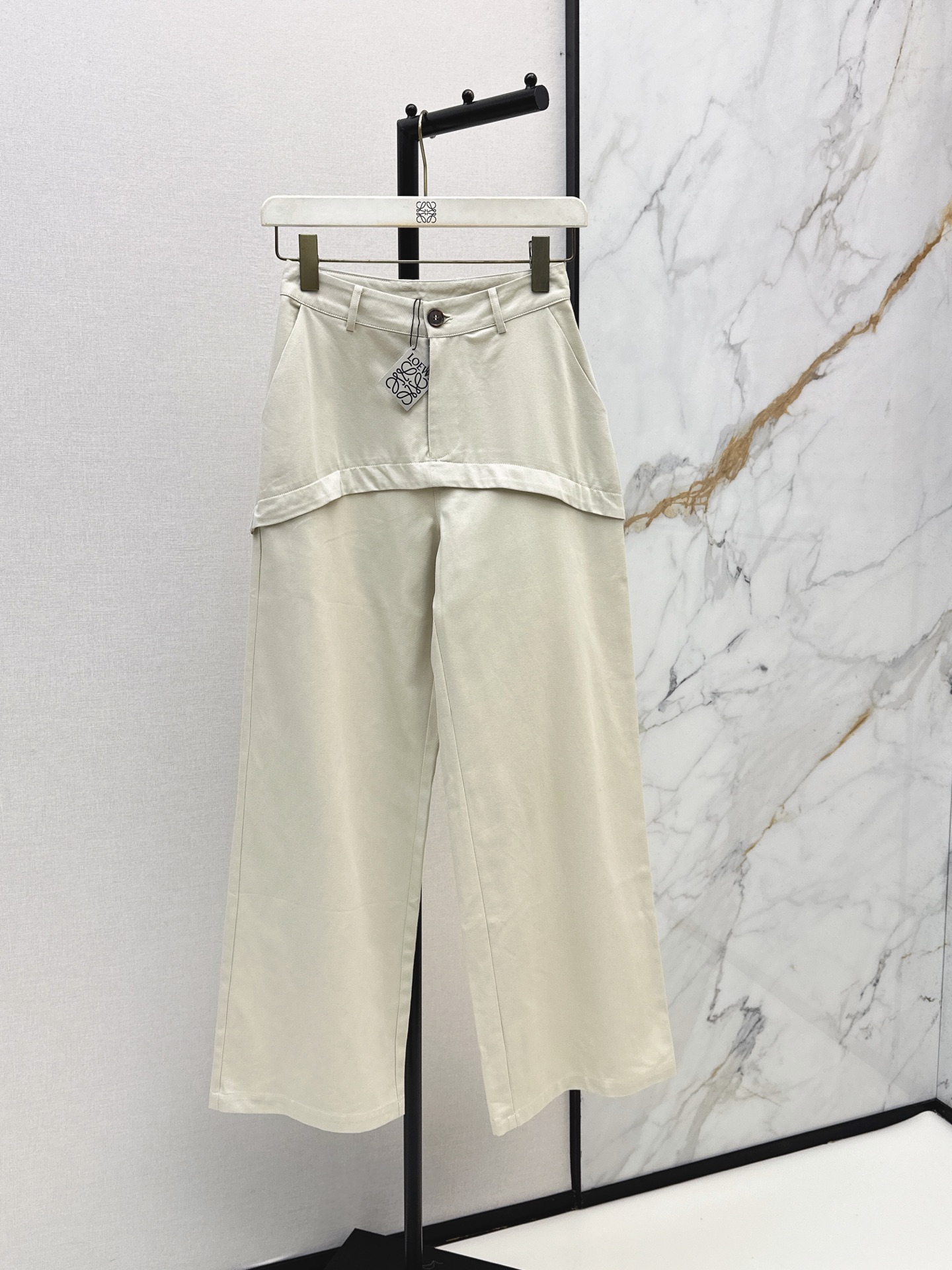 NO:877616,Loe 26Ss————The latest spring and summer straight-leg pants with logo embroidery decoration are fashionable and easy to wear. The style is versatile, advanced customization, casual and easy. The texture is also good, retro and fashionable. It can be controlled by all kinds of body shapes. Two colors are available for sale sml,, loewe,19860909Loe 26Ss————春夏最新款logo刺绣装饰直筒裤时髦好穿度爆棚 风格百搭 高级定制 随性洒脱 质感也敲好 复古又时尚 各种身材都可以驾驭 两色现货发售sml,,loewe,,Women's clothing
