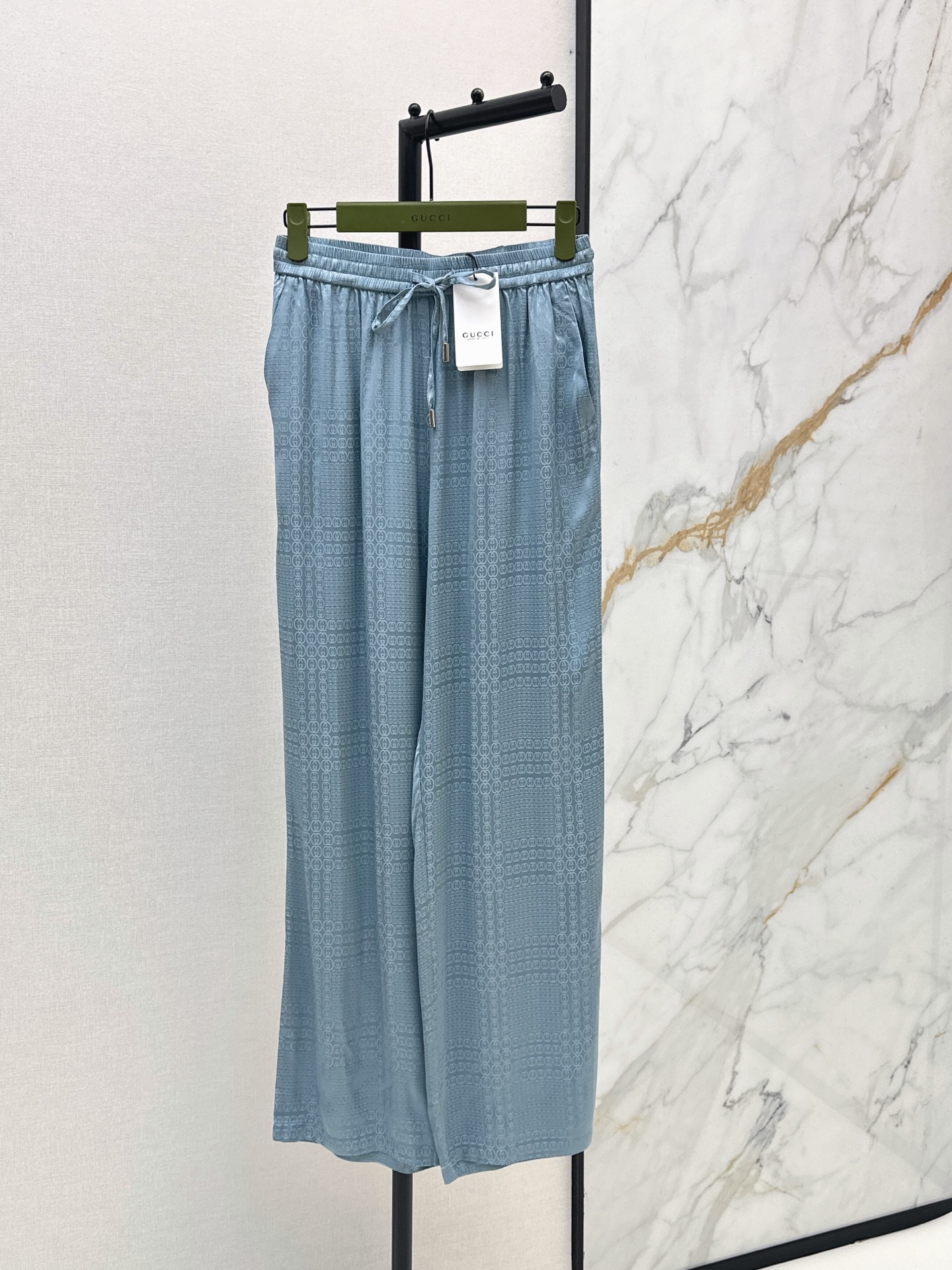 NO:877624,Gu 26Ss————The latest spring and summer logo jacquard elastic waist trousers. Silky fabric. Not picky about body shape requirements. The upper body is particularly good. The matching style is also very versatile. Exquisite advanced customization. The rich texture of the fabric is awesome. Retro and elegant. The upper body is cool, handsome and age-reducing. Fashionable. Two colors available for sale sml,,19860909Gu 26Ss————春夏最新款logo提花松紧腰长裤 丝滑面料 不挑剔身形要求 上身特别赞 搭配的风格也很通吃 精致高级定制 富有肌理感的面料质感超赞 复古优雅 上身酷帅减龄时髦精 两色现货发售sml,,,Women's clothing