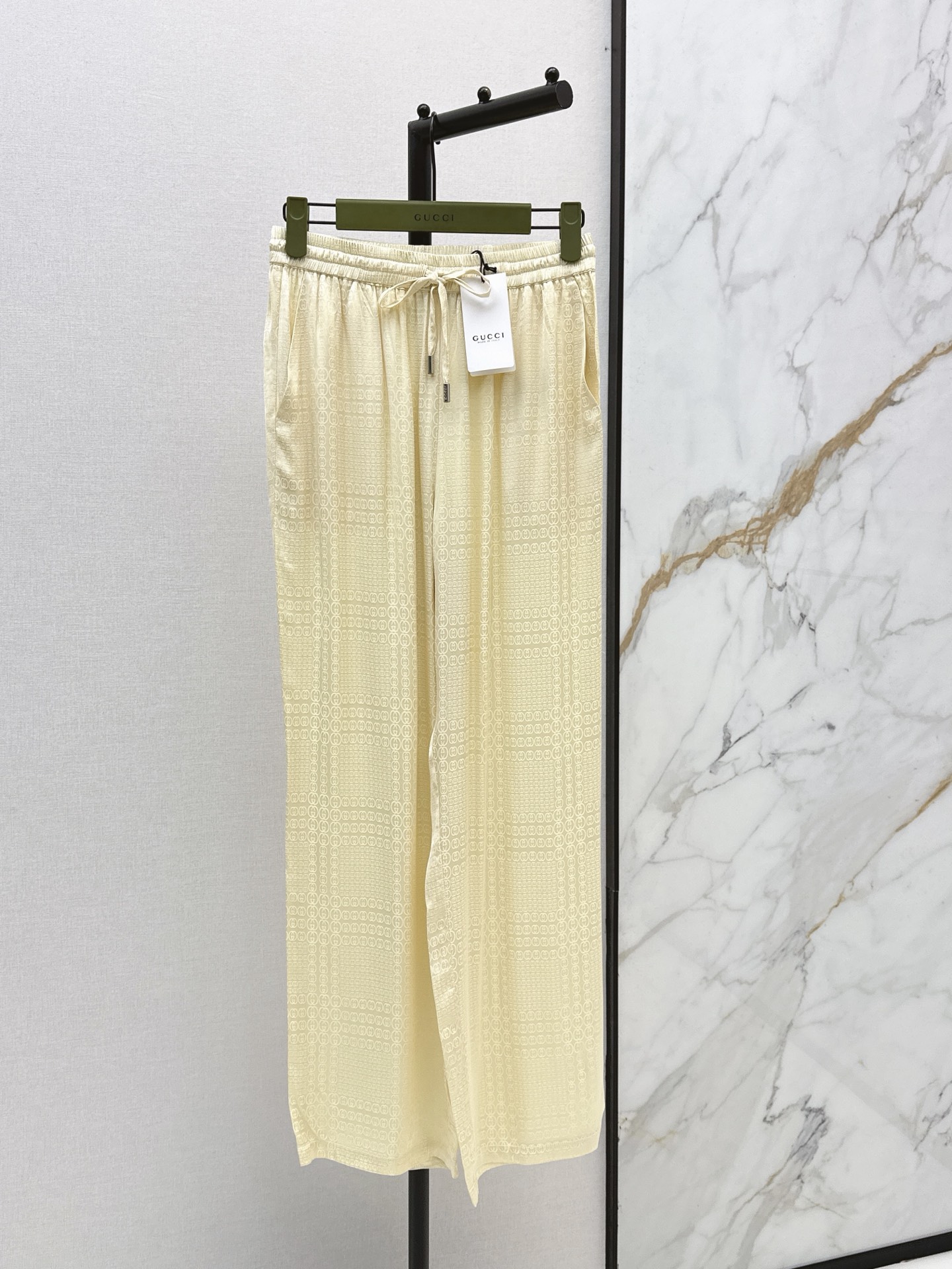 NO:877628,Gu 26Ss————The latest spring and summer logo jacquard elastic waist trousers. Silky fabric. Not picky about body shape requirements. The upper body is particularly good. The matching style is also very versatile. Exquisite advanced customization. The rich texture of the fabric is awesome. Retro and elegant. The upper body is cool, handsome and age-reducing. Fashionable. Two colors available for sale sml,,19860909Gu 26Ss————春夏最新款logo提花松紧腰长裤 丝滑面料 不挑剔身形要求 上身特别赞 搭配的风格也很通吃 精致高级定制 富有肌理感的面料质感超赞 复古优雅 上身酷帅减龄时髦精 两色现货发售sml,,,Women's clothing