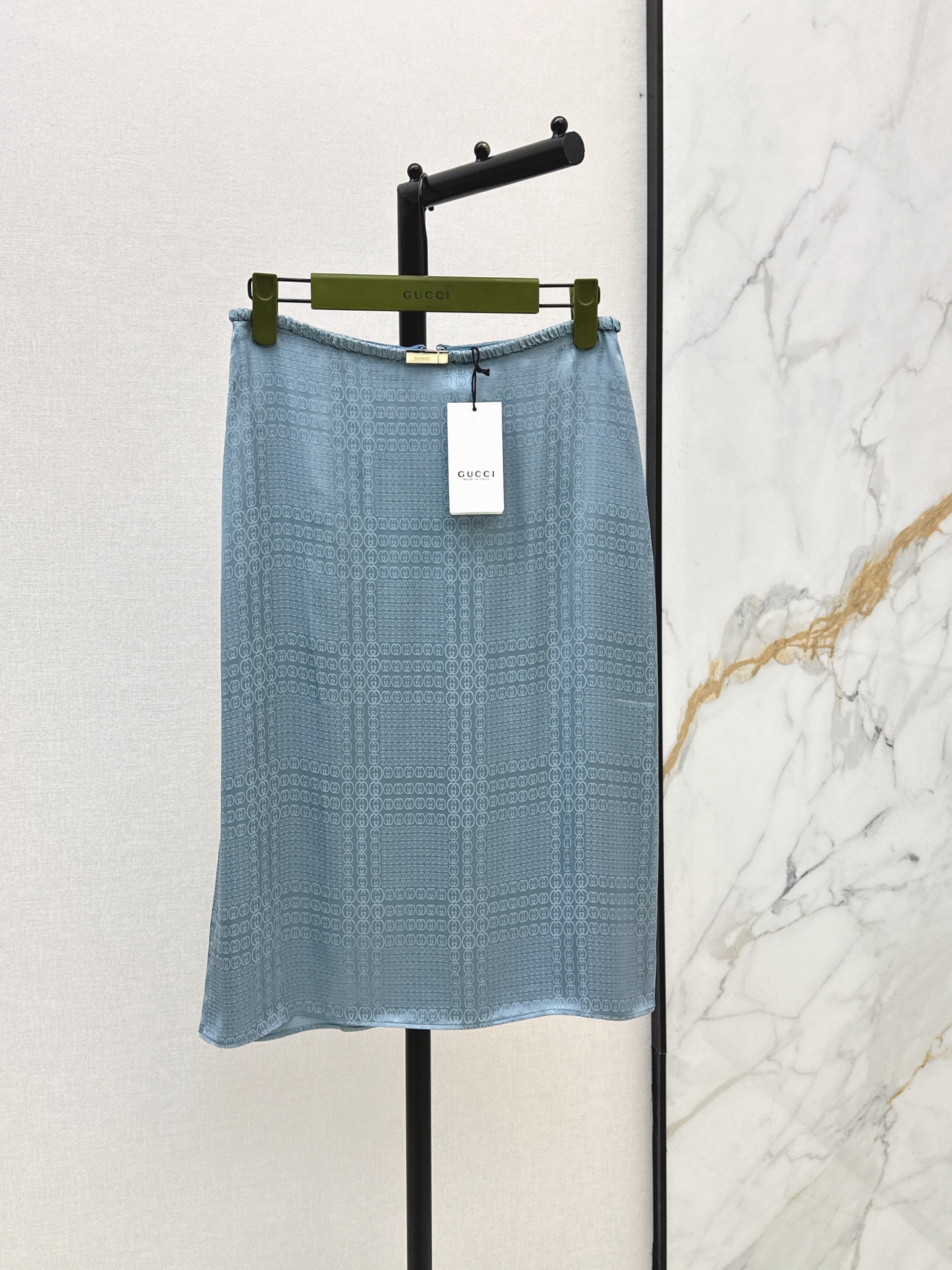 NO:877632,Gu 26Ss————The latest logo jacquard skirt in spring and summer, silky fabric with good drape, retro and fashionable, low-key temperament, luxurious and high-end, versatile and not picky, customized logo jacquard fabric, two colors ready for sale sml,,skirts,19860909Gu 26Ss————春夏最新款logo提花半裙丝滑面料垂坠感很好 复古时髦 低调气质又奢华高级 版型百搭不挑人 定制logo 提花面料 两色现货发售sml,,skirts,,Women's clothing