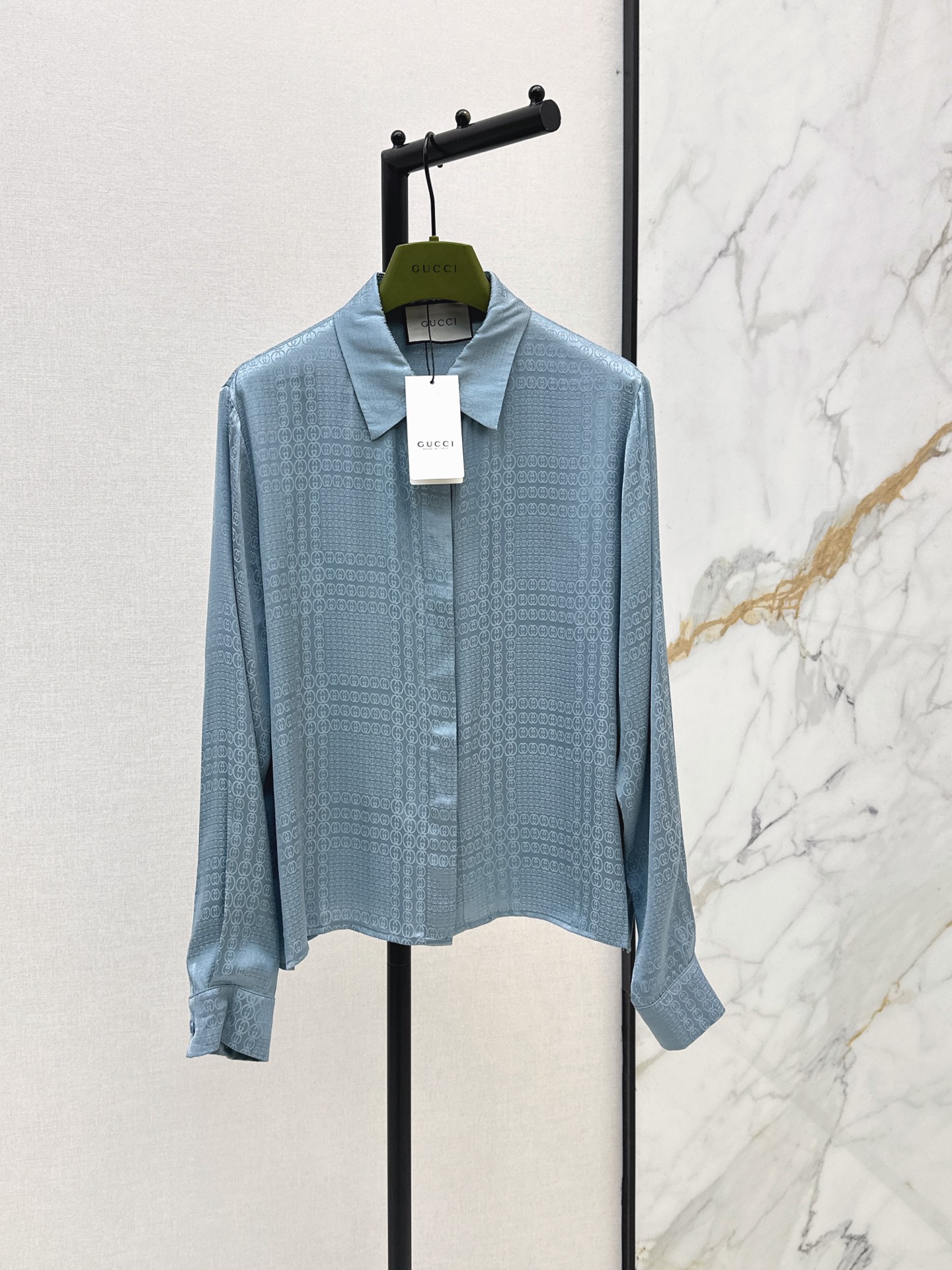 NO:877635,Gu 26Ss————The latest logo jacquard shirt for spring and summer, the silky fabric has a good drape feeling. It is retro and fashionable, has a low-key temperament and is luxurious and high-end. The version is versatile and not picky. Two colors are available for sale sml,, shirts,19860909Gu 26Ss————春夏最新款logo提花衬衫丝滑面料垂坠感很好 复古时髦 低调气质又奢华高级 版型百搭不挑人 两色现货发售sml,,shirts,,Women's clothing