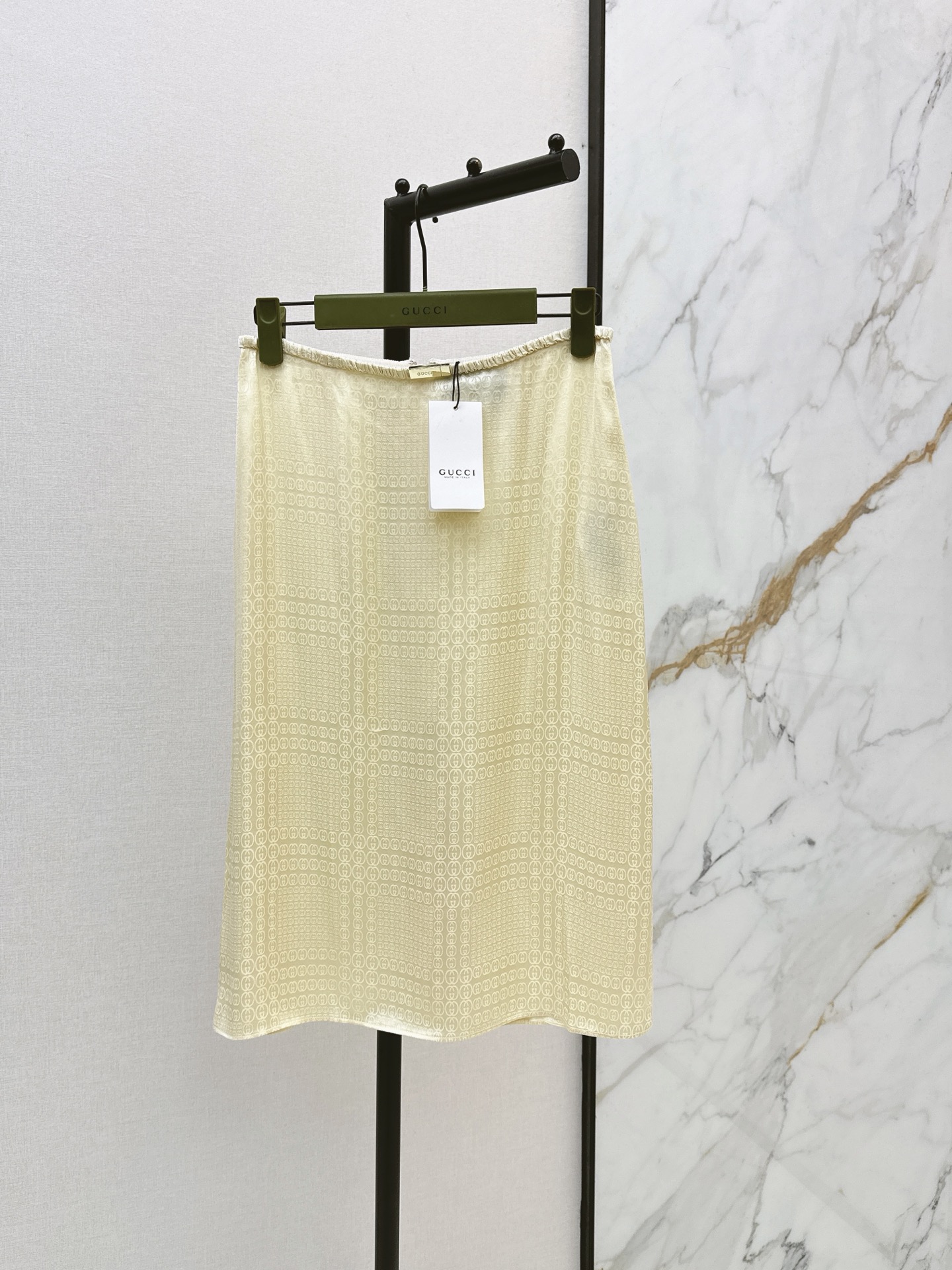 NO:877638,Gu 26Ss————The latest logo jacquard skirt in spring and summer, silky fabric with good drape, retro and fashionable, low-key temperament, luxurious and high-end, versatile and not picky, customized logo jacquard fabric, two colors ready for sale sml,,skirts,19860909Gu 26Ss————春夏最新款logo提花半裙丝滑面料垂坠感很好 复古时髦 低调气质又奢华高级 版型百搭不挑人 定制logo 提花面料 两色现货发售sml,,skirts,,Women's clothing
