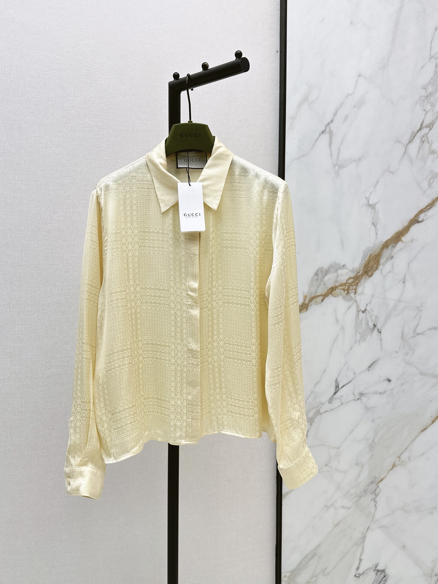 NO:877641,Gu 26Ss————The latest logo jacquard shirt for spring and summer, the silky fabric has a good drape feeling. It is retro and fashionable, has a low-key temperament and is luxurious and high-end. The version is versatile and not picky. Two colors are available for sale sml,, shirts,19860909Gu 26Ss————春夏最新款logo提花衬衫丝滑面料垂坠感很好 复古时髦 低调气质又奢华高级 版型百搭不挑人 两色现货发售sml,,shirts,,Women's clothing