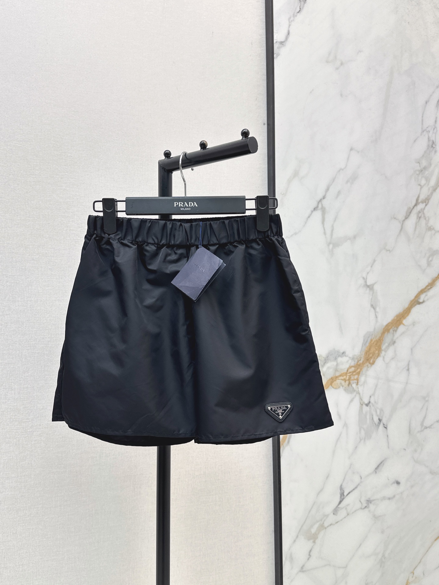 NO:877655,PD 26Ss————The latest nylon suit for spring and summer, sleeveless nylon top + elastic waist shorts, cute style, full of small details, exquisite workmanship, good hold style, won the hearts of fairies, comes in one set, ready for sale in one color, sml,, shorts,19860909PD 26Ss————春夏最新款尼龙套装无袖尼龙上衣+松紧腰短裤 可A可乖的风格 满满小细节太加分 做工精致 好HOLD住造型 深得仙女心一套出 一色现货发售sml,,shorts,,Women's clothing