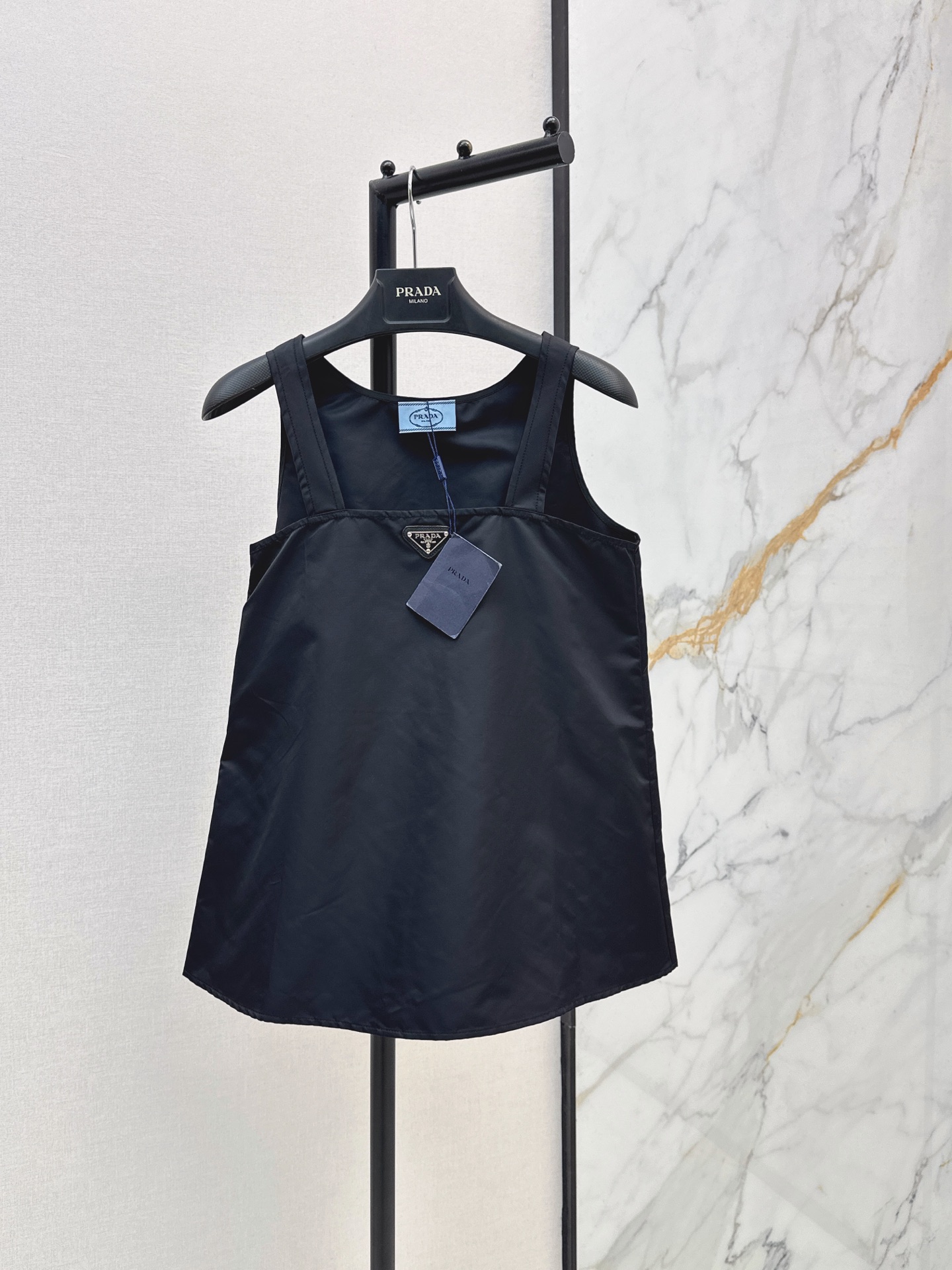 NO:877660,PD 26Ss————The latest nylon suit for spring and summer, sleeveless nylon top + elastic waist shorts, cute style, full of small details, exquisite workmanship, good hold style, won the hearts of fairies, comes in one set, ready for sale in one color, sml,, shorts,19860909PD 26Ss————春夏最新款尼龙套装无袖尼龙上衣+松紧腰短裤 可A可乖的风格 满满小细节太加分 做工精致 好HOLD住造型 深得仙女心一套出 一色现货发售sml,,shorts,,Women's clothing