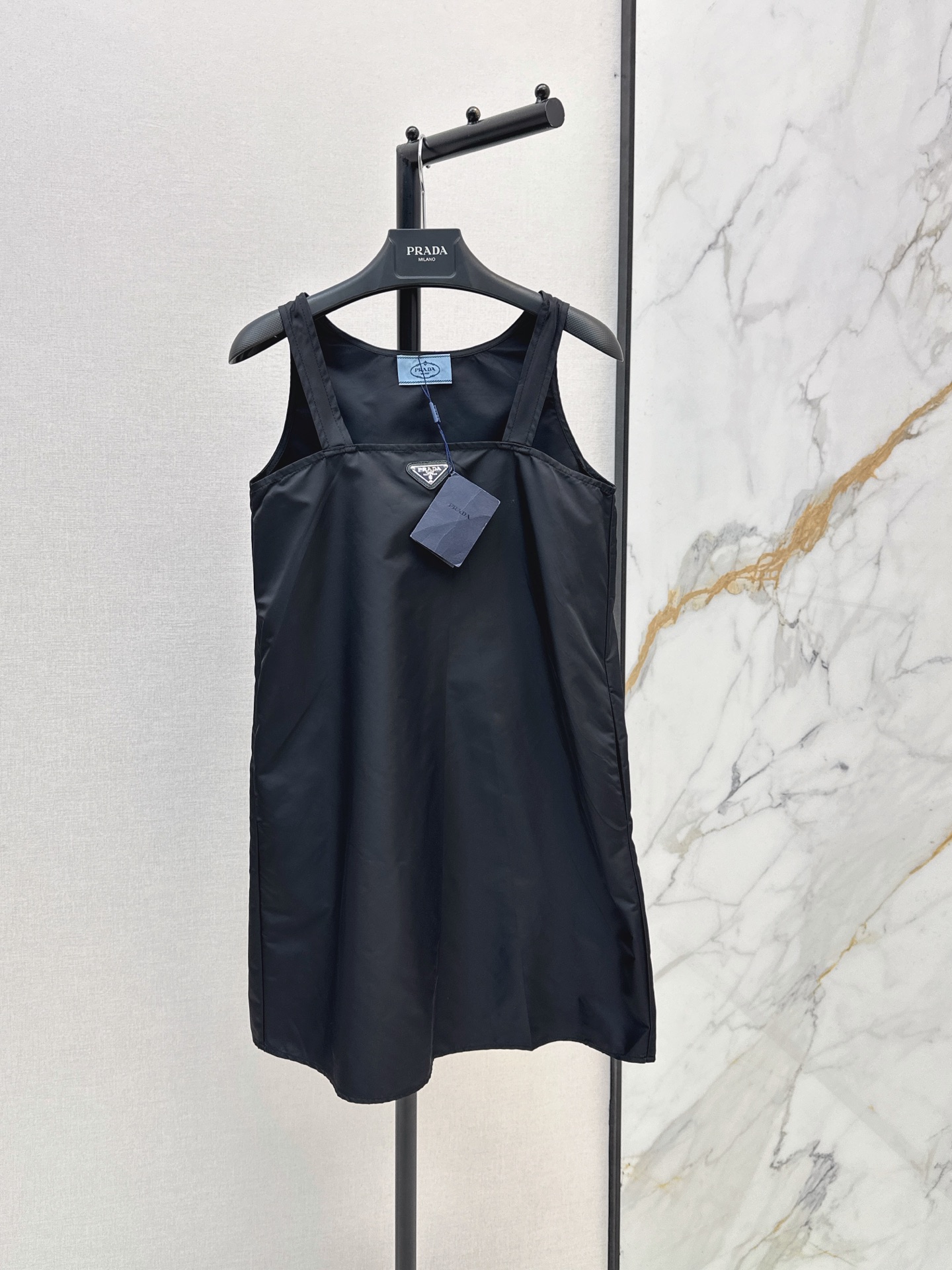 NO:877666,PD 26Ss————The latest spring and summer triangle logo decorated sleeveless nylon dress is retro and fashionable, with a low-key temperament and luxurious high-end!  The version is versatile and easy to pick. Original customized nylon technical fabric. One color ready for sale. sml,,skirts,19860909PD 26Ss————春夏最新款三角标装饰无袖尼龙连衣裙复古时髦 低调气质又奢华高级！版型百搭不挑人 原版定制尼龙科技面料 一色现货发售sml,,skirts,,Women's clothing