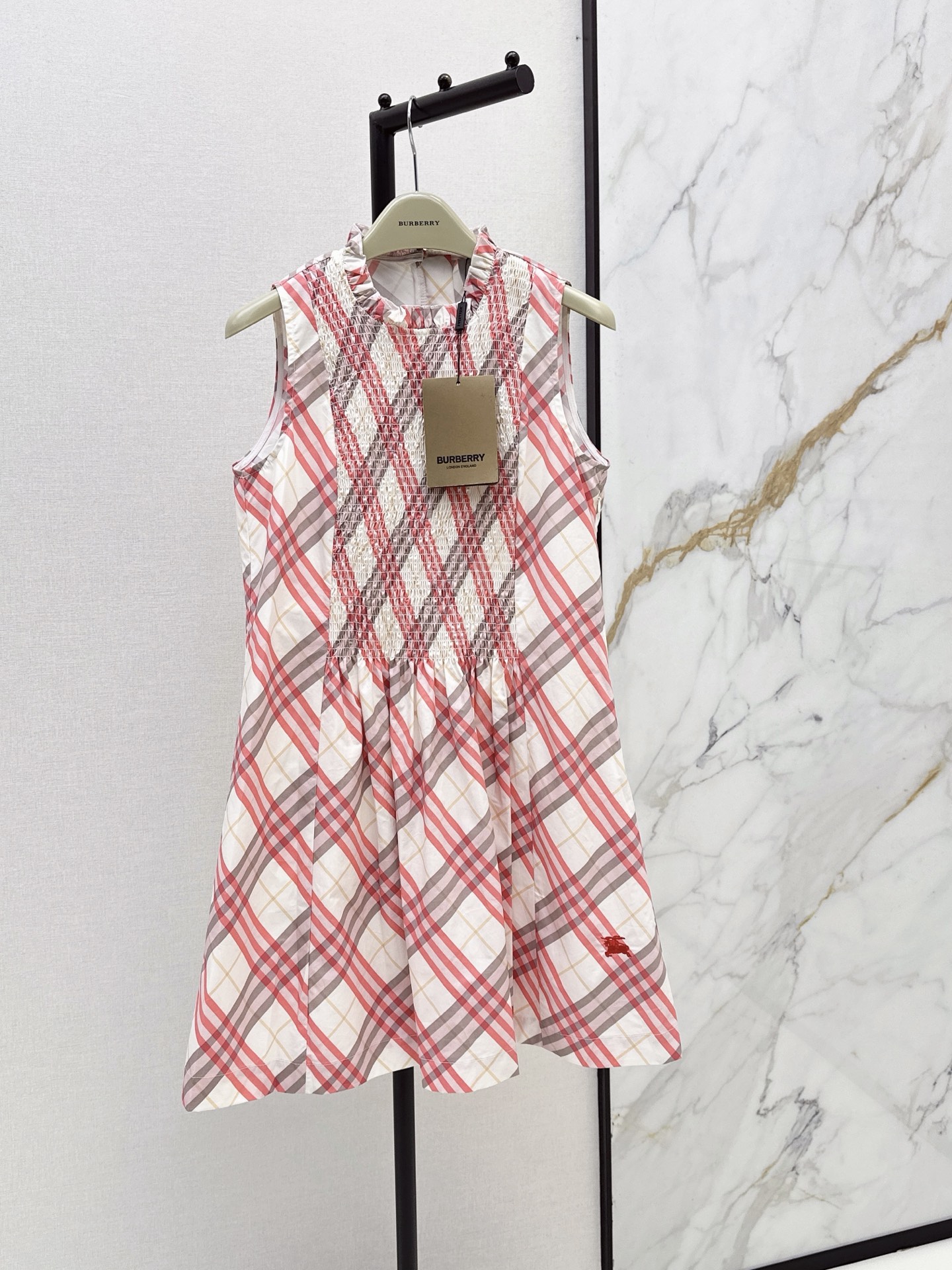 NO:877672,Bur 26Ss————The latest plaid sleeveless dress for spring and summer is fashionable and low-key. It has a luxurious and high-end temperament. The version is versatile and not picky. Available in stock in one color, sml, burberry, skirts,19860909Bur 26Ss————春夏最新款格纹无袖连衣裙时髦低调 气质又奢华高级 版型百搭不挑人 一色现货发售sml,,burberry,skirts,,Women's clothing
