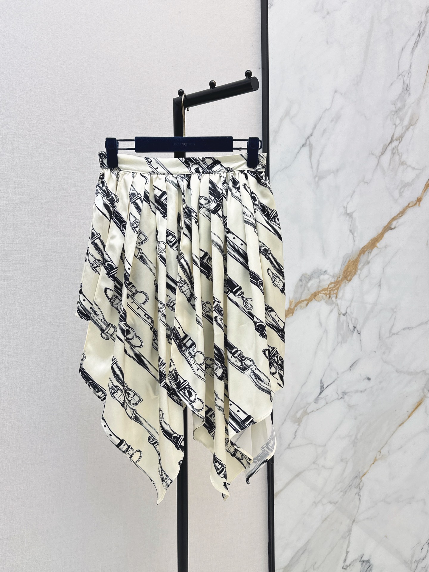 NO:877677,Liu Yifei's same style, L's 26Ss - the latest spring and summer MONOGRAM saddle leather buckle printed irregular skirt with flight mode printing. The layered design is high-end, fashionable and trendy. The classic version is versatile and not picky. One color ready for sale sml, louis vuitton, skirts,19860909刘亦菲同款 L家 26Ss————春夏最新款MONOGRAM马鞍皮扣印花不规则半裙flight mode印花 层次感设计高级时髦又拉风 经典版型百搭不挑人 一色现货发售sml,,louis vuitton,skirts,,Women's clothing
