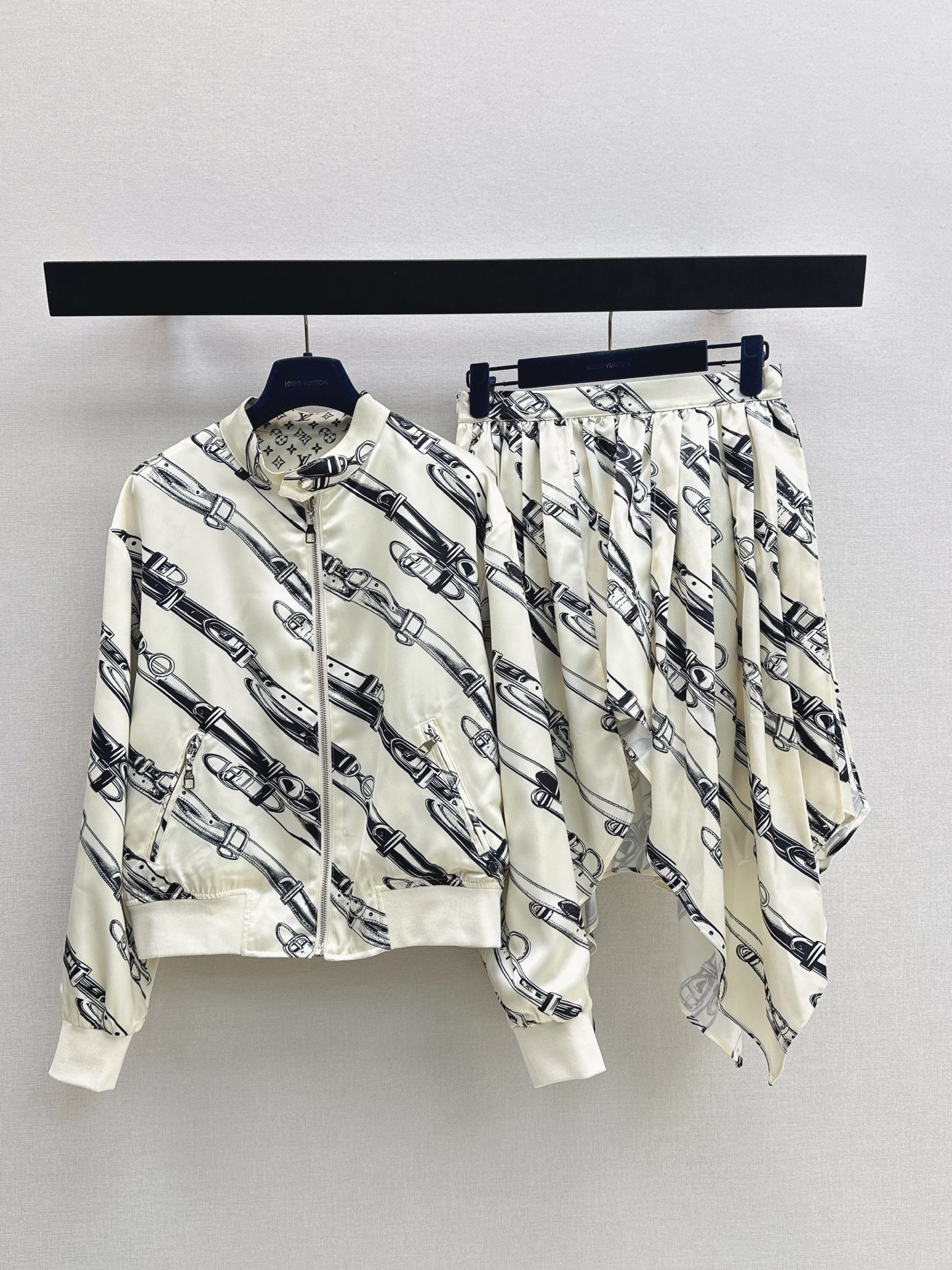 NO:877684,Liu Yifei's same style L's 26Ss - the latest spring and summer vacation series classic MONOGRAM saddle leather buckle printed jacket with double-sided design. The printed side is high-end, fashionable and stylish. The classic version is versatile and not picky. One color ready for sale sml,, louis vuitton, jackets & coats, jackets & coats,19860909刘亦菲同款 L家 26Ss————春夏最新款度假系列经典MONOGRAM马鞍皮扣印花夹克外套双面可穿设计 印花面高级时髦又拉风 经典版型百搭不挑人 一色现货发售sml,,louis vuitton,jackets & coats,jackets & coats,,Women's clothing