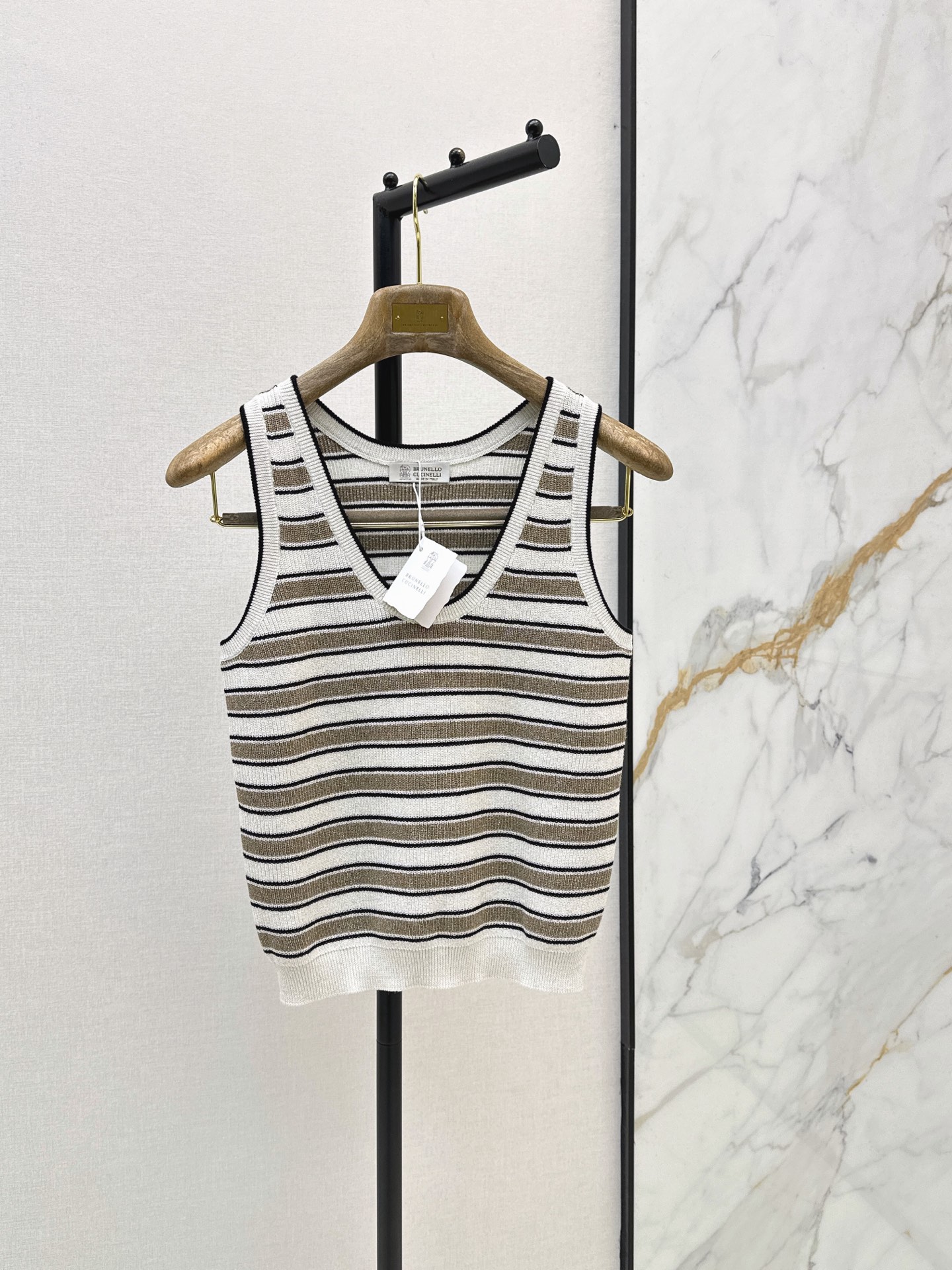 NO:877689,Bc 26Ss————The latest striped sleeveless sweater for spring and summer is made of high-quality knitted fabric. It is soft and comfortable and suitable for close-fitting wear. It is designed with off-white brown and black stripes. It is simple and textured. The V-neck tailoring adds an elegant atmosphere. It can be worn alone or layered. It can easily create a lazy or formal style. It is versatile for daily or vacation. One color ready for sale sml,,19860909Bc 26Ss————春夏最新款条纹无袖针织衫采用高品质针织面料 柔软舒适 适合贴身穿着 米白棕色和黑色条纹设计 简约又有质感 V领剪裁增添优雅气息 无论单穿还是内搭 都能轻松打造慵懒或正式风格 日常或度假都很百搭哦 一色现货发售sml,,,Women's clothing