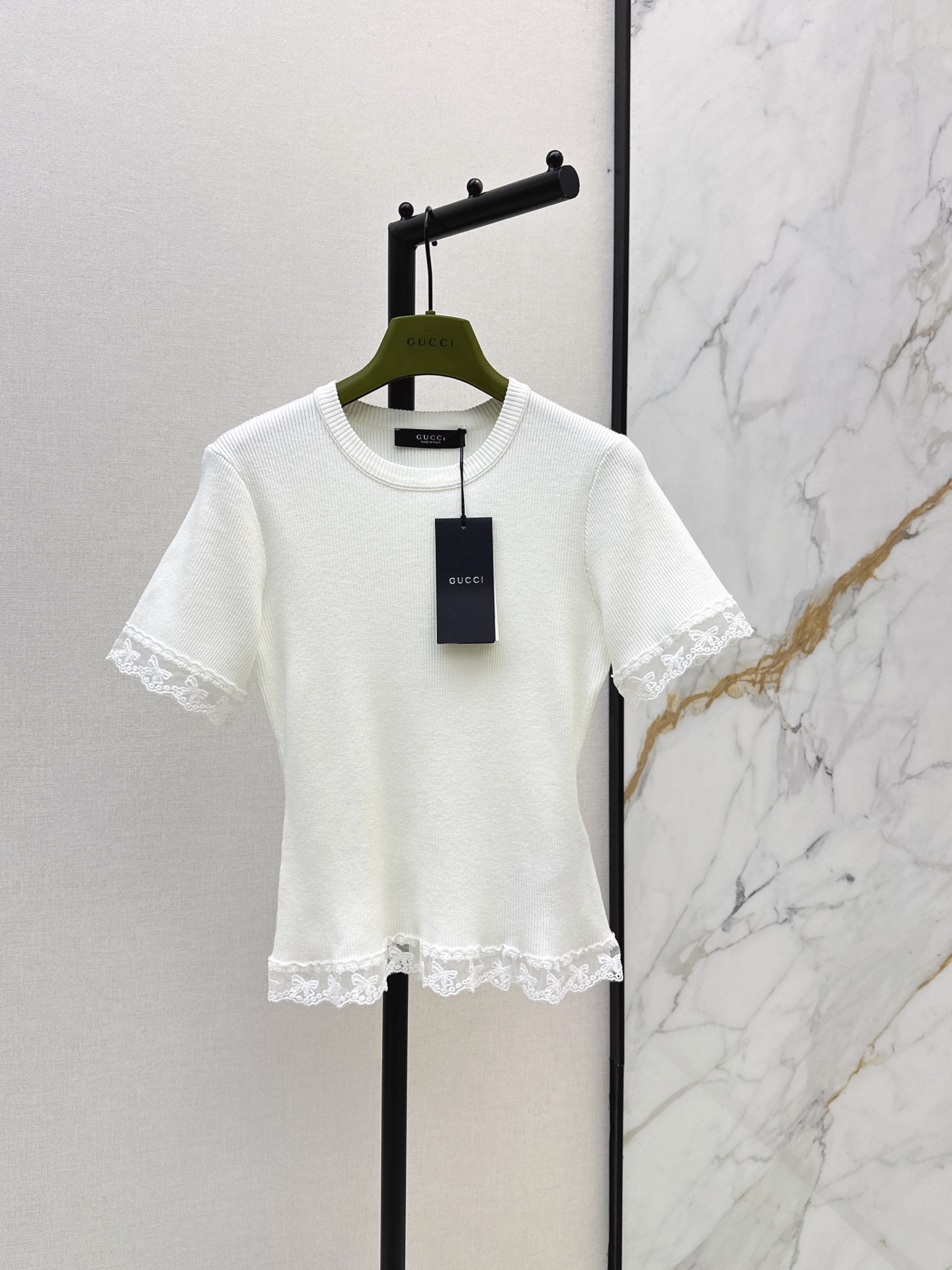 NO:877700,Gu 26Ss————The latest spring and summer lace splicing short-sleeved sweater. The fabric is soft and breathable. It is super comfortable to wear in summer. The lace design on the cuffs and hem is full of details. It is gentle and sweet. The round neck is simple and versatile. It can be easily used for commuting and casual dating. The slim fit shows your figure. Pair with high-waisted jeans or skirts. Two colors are available for sale now: sml, skirts, jeans, T-shirt,19860909Gu 26Ss————春夏最新款蕾丝拼接短袖针织衫面料柔软透气 夏天穿超舒服 袖口和下摆的蕾丝花边设计 细节满满 温柔又甜美 圆领简约百搭 通勤休闲约会都能轻松驾驭 修身版型显身材 搭配高腰牛仔裤或半身裙 两色现货发售sml,,skirts,jeans,T-shirt,,Women's clothing