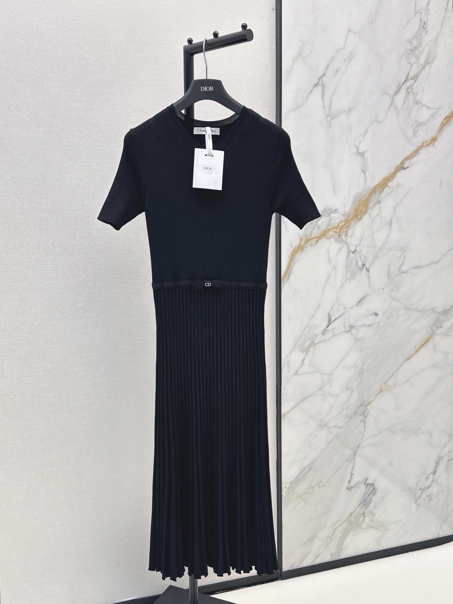 NO:877651,CD 26Ss————The latest bow-knot hardware-embellished knitted dress for spring and summer. The round-neck H version can be controlled by any figure. It hides the flesh and makes you look slimmer. It looks good when worn alone or worn inside and outside. One color ready for sale sml,,skirts,19860909CD 26Ss————春夏最新款蝴蝶结五金装饰针织连衣裙圆领H版型是任何身材都可以驾驭的 藏肉显瘦绝绝子 单穿内外搭都好看 一色现货发售sml,,skirts,,Women's clothing