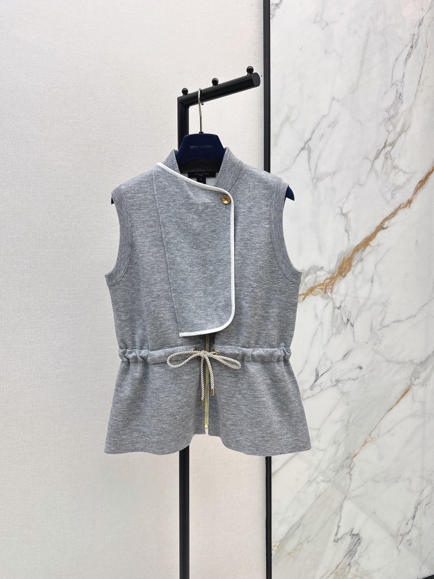 NO:877673,The same model as Song Qian's L family 26Ss - the latest Monogram premium gray knitted vest jacket for spring and summer is a fashionable must-have. Double-woven jacquard craftsmanship. The texture of the imported yarn is awesome. It looks great when worn alone or layered. Highly recommended for temperament. The drawstring waist-adjustable version makes the upper body look slimmer. A must-have item for fair and beautiful people. One color ready for sale sml, louis vuitton, jackets & coats,19860909宋茜同款 L家 26Ss———春夏最新款Monogram高级灰针织马甲外套时髦精必入 双织提花工艺 进口纱线质感超赞单穿叠搭都超好看 强烈推荐气质单品 抽绳调节收腰版型上身巨显瘦 白富美必备单品 一色现货发售sml,,louis vuitton,jackets & coats,,Women's clothing