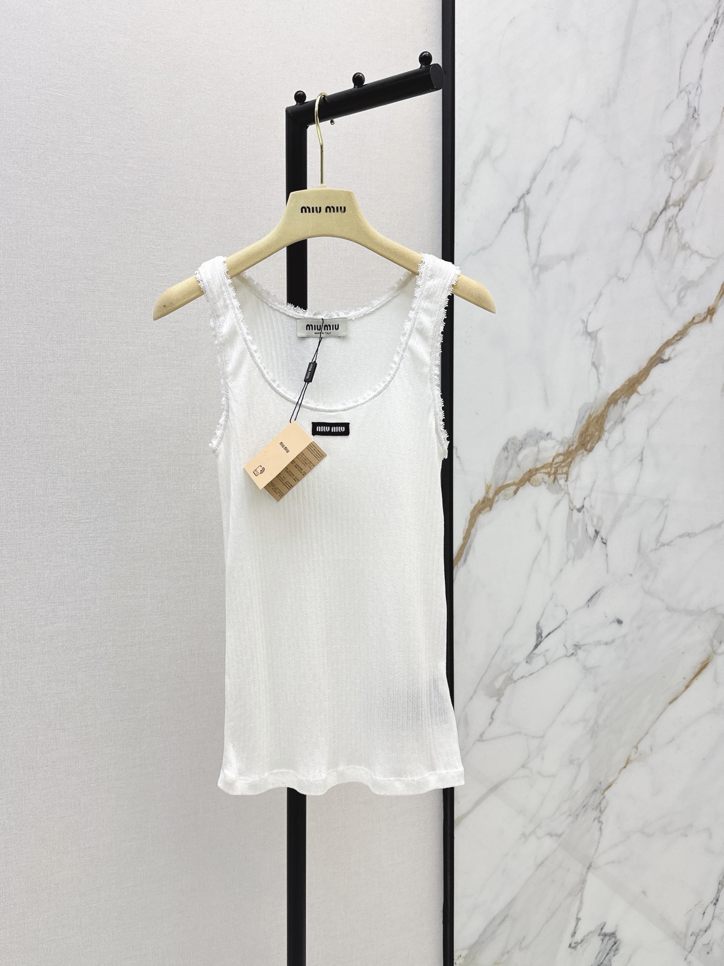 NO:877679,The summer of sweet and cool girls Miu 26Ss————The latest logo-decorated vest top for spring and summer. The lace stitching design is super beautiful. It is really a treasure vest. It is exquisite and elegant. The upper body is simply an artifact to cover the flesh. Whether worn alone or layered, you can easily create a Korean girl atmosphere. One color ready for sale sml,,miumiu,19860909甜酷女孩的夏天 Miu 26Ss————春夏最新款徽标装饰背心上衣 蕾丝边拼接设计超好看 真的是宝藏背心 精致又优雅 上身简直就是遮肉的神器 不管单穿还是内搭 都可以轻松打造出韩系女孩氛围感 一色现货发售sml,,miumiu,,Women's clothing