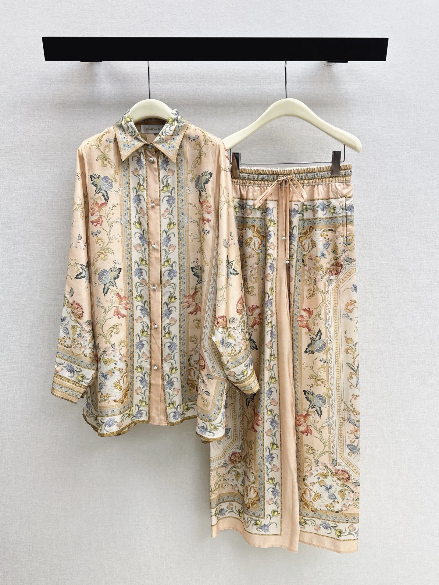 NO:877696,Zim 26Ss - the latest early spring vacation series romantic suit printed shirt + elastic waist trousers, palace style, age-reducing girl style, beautiful upper body, must-have item for fair and elegant white and rich beauty, one color ready for sale smlxl,, shirts,19860909Zim 26Ss———早春最新款度假系列浪漫套装印花衬衫+松紧腰长裤 宫廷风减龄少女风 上身美的不要不要的 仙气优雅的白富美必备单品 一色现货发售smlxl,,shirts,,Women's clothing