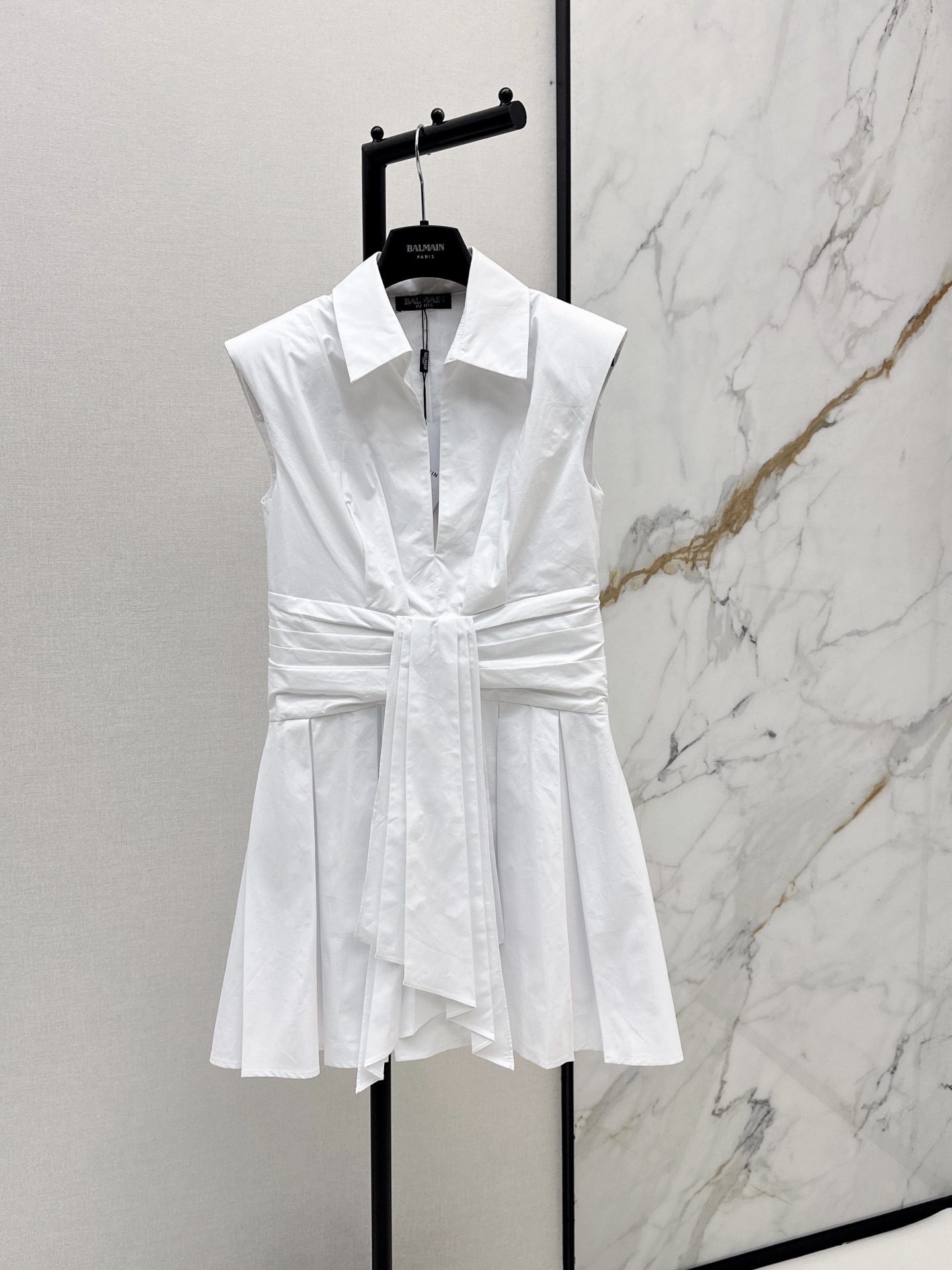 NO:877701,Bal 26Ss————The latest spring and summer deep V-neck white dress with shoulder pads, neat tailoring + visual waist strap irregular design, layered pleated skirt version, upper body modified body shape, super elegant temperament, modern and playful temperament, poplin cotton fabric, good texture, ready for sale in one color, sml,,skirts,19860909Bal 26Ss————春夏最新款深V衬领垫肩白色连衣裙利落剪裁+视觉腰部绑带不规则设计 层次感压褶裙摆版型 上身修饰身形超显气质 气质优雅摩登俏皮 府绸棉面料 质感很好 一色现货发售sml,,skirts,,Women's clothing