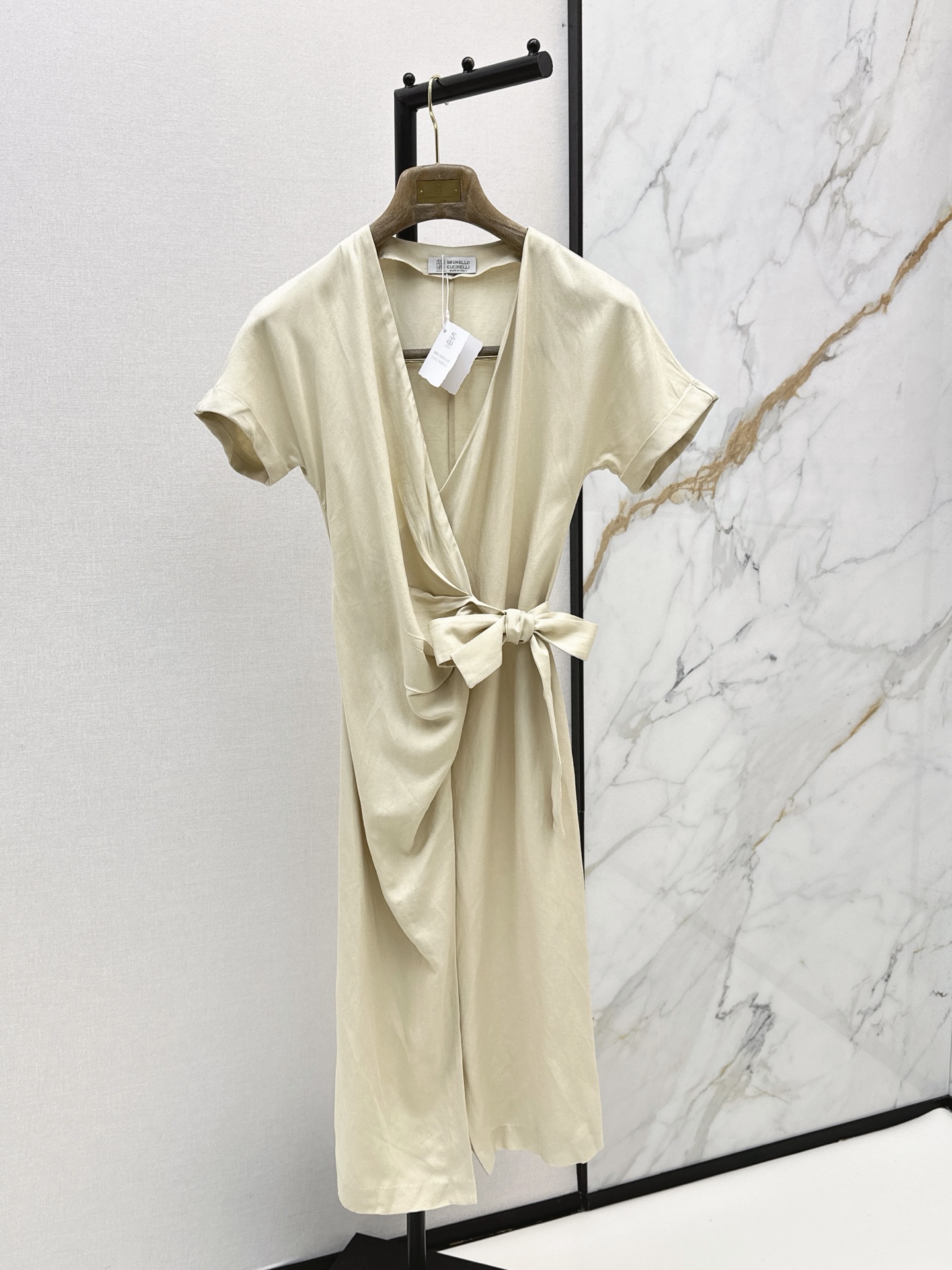 NO:877652,High-end skirt Bc 26Ss————The latest spring and summer Italian minimalist style long dress. The side straps are designed to tighten the waist. The whole skirt shape is super great. The upper body naturally hides the flesh invisible. The old money is simple and fashionable. One color ready for sale sml,,skirts,19860909高级感裙子 Bc 26Ss————春夏最新款意式极简风穿搭长款连衣裙 侧边绑带收腰设计 整个裙型超级棒 上身自然藏肉于无形 老钱简约又时髦 一色现货发售sml,,skirts,,Women's clothing
