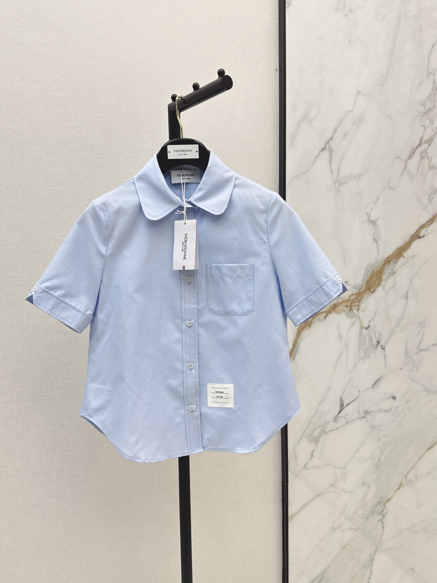 NO:877662,Age-reducing item TB 26Ss————The latest spring and summer college-style short-sleeved shirt with classic lapel + one-sided chest pocket. Perfect details. Curved edges and natural waist design. Versatile and not picky. Sweet and salty, youthful and casual girlish temperament. Two colors available for sale sml, shirts, T-shirt,19860909减龄单品 TB 26Ss————春夏最新款学院风短袖衬衫经典翻领+单侧胸袋 细节满分 弧边自然收腰版型设计 百搭不挑人 可甜可盐青春休闲少女气质 两色现货发售sml,,shirts,T-shirt,,Women's clothing