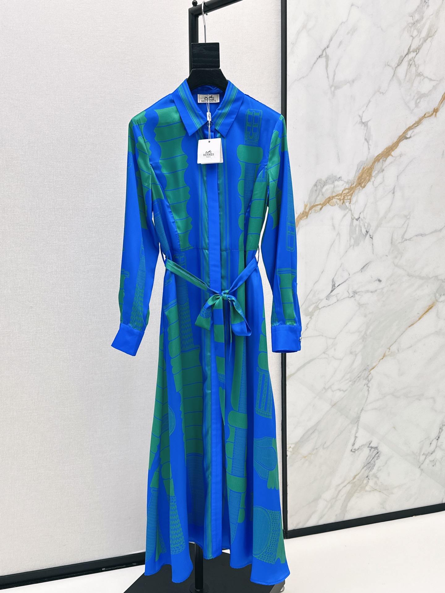 NO:878034,Her 26Ss————The latest printed silk dress in early spring, 100% silk fabric, retro and fashionable, low-key temperament and luxurious and high-end. The version is versatile and not picky. The quality of workmanship depends on the details. White, rich and beautiful must buy. Two colors are available for sale smlxl,,skirts, real silk,19860909Her 26Ss————早春最新款印花真丝连衣裙百分百真丝面料 复古时髦 低调气质又奢华高级 版型百搭不挑人 做工品质看细节 白富美必入 两色现货发售smlxl,,skirts,real silk,,Women's clothing