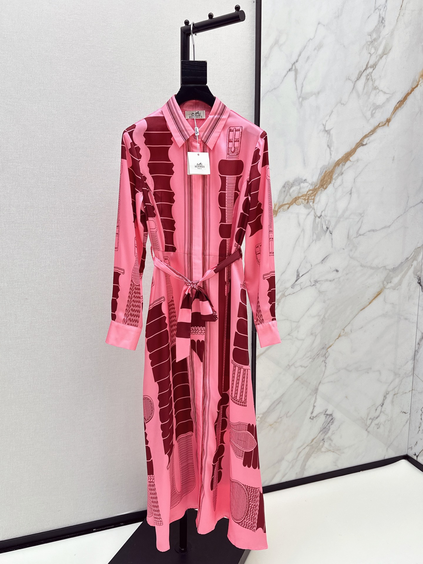 NO:878036,Her 26Ss————The latest printed silk dress in early spring, 100% silk fabric, retro and fashionable, low-key temperament and luxurious and high-end. The version is versatile and not picky. The quality of workmanship depends on the details. White, rich and beautiful must buy. Two colors are available for sale smlxl,,skirts, real silk,19860909Her 26Ss————早春最新款印花真丝连衣裙百分百真丝面料 复古时髦 低调气质又奢华高级 版型百搭不挑人 做工品质看细节 白富美必入 两色现货发售smlxl,,skirts,real silk,,Women's clothing