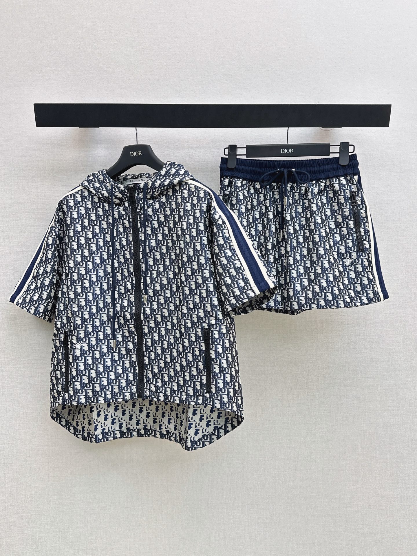 NO:878044,CD 26Ss————The latest spring and summer classic Monograw presbyopic suit hooded casual top + elastic waist shorts. The upper body is full of fashionable and high-end. The big pull style has its own aura. The texture is very nice, fashionable and high-end. The color is super positive. The upper body is white and slim. A classic series with its own beauty. It can walk with wind and the upper body has full aura. The length is just right. One set available. SML, shorts, hats,19860909CD 26Ss————春夏最新款经典Monograw老花套装连帽休闲上衣+松紧腰短裤 上身就是满满的时髦高级感 巨拉风 自带气场 质感很奈斯 时髦又高级 颜色超级正 上身显白又显瘦 自带美感的经典系列 走路都带风上身气场全开 长度恰到好处 一套出 一色现货发售sml,,shorts,hats,,Women's clothing