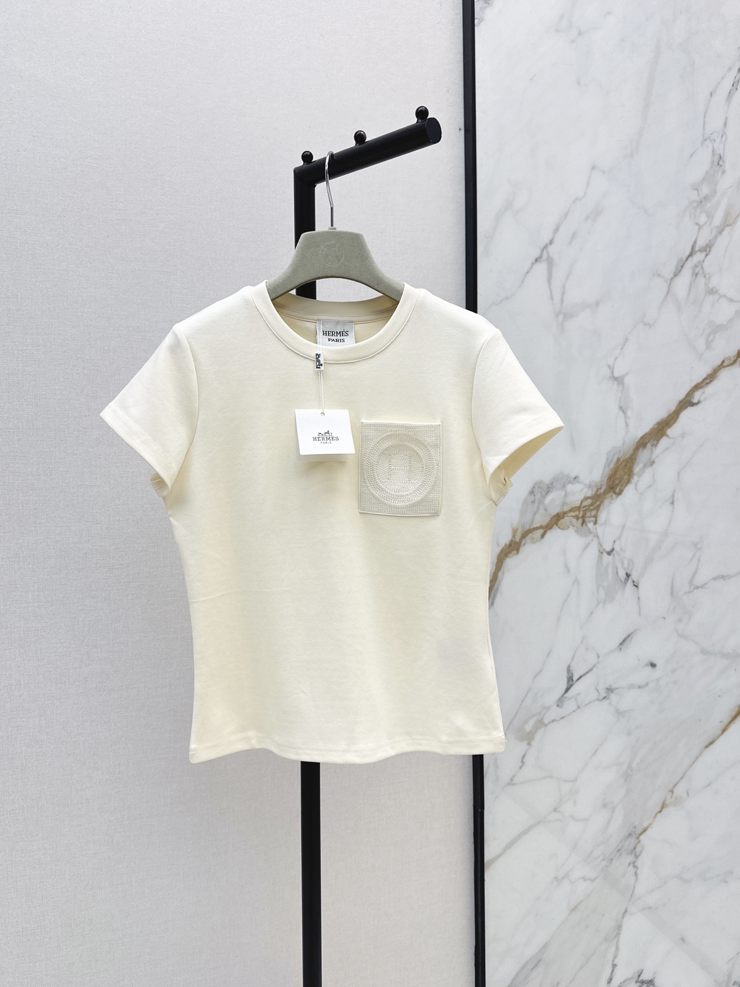 NO:878042,Her 26Ss————Chun Xia Zhen’s latest embroidered pocket decoration round neck T-shirt with precision embroidered pocket decoration. The density is very high. It feels super good. It’s a really hard work. The details are perfect. The regular version. The upper body is not picky at all. Simple and generous. One color ready for sale smlxl, tees, t-shirt,19860909Her 26Ss————春夏珍最新款刺绣口袋装饰圆领T恤精密绣花口袋装饰 密度很高 手感超好 真的费劲心血的一款 细节完美 常规版型 上身完全不挑人简单大方 一色现货发售smlxl,,tees，t-shirt,,Women's clothing