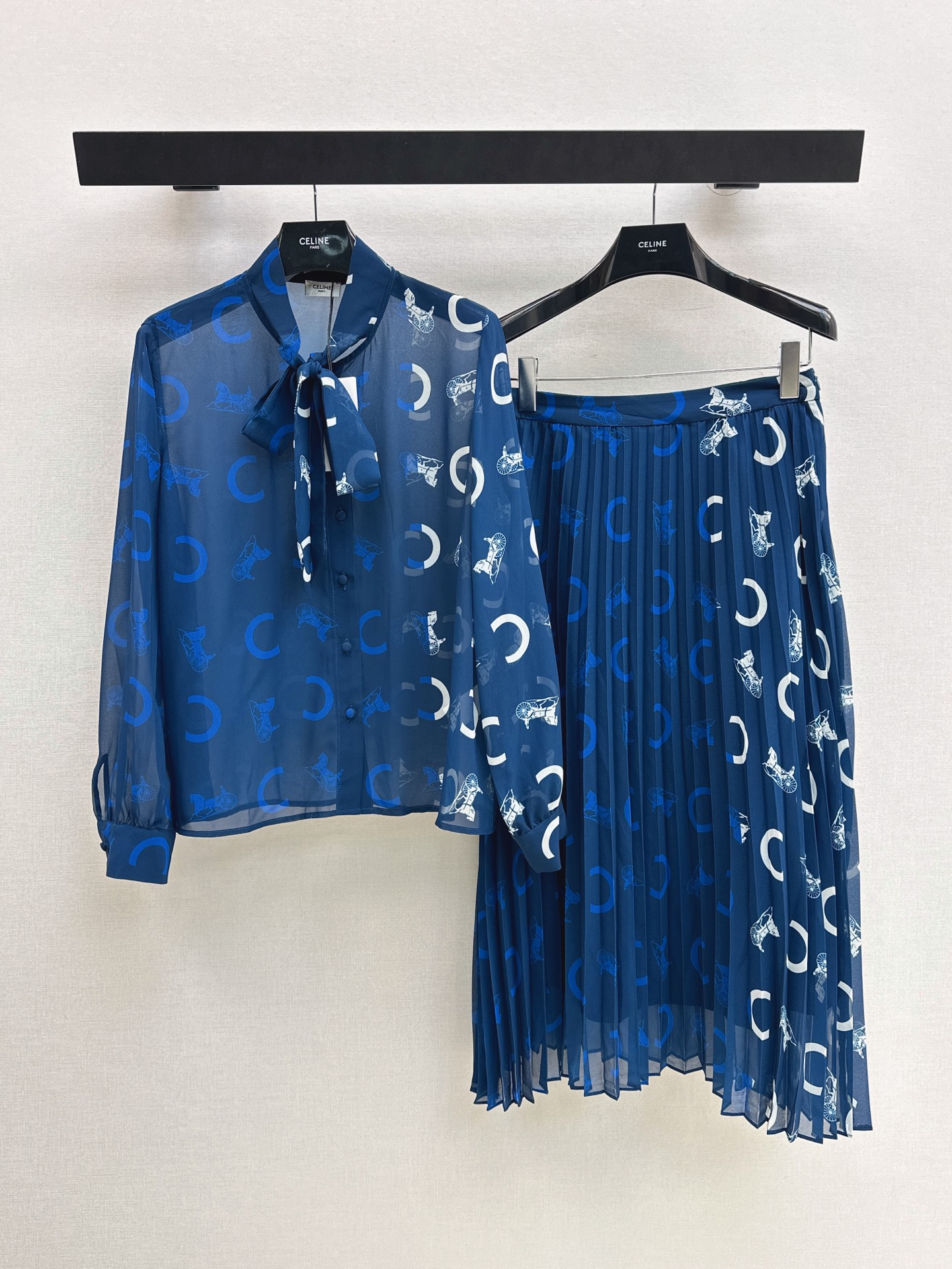 NO:878051,Ce 26Ss————The latest spring and summer logo printed temperament suit with ribbon shirt + pleated skirt, high-end atmosphere, full of high-end sense of wear. Polyester blended fabric, light and soft, very good in kind. The upper body is fashionable and versatile. One set is available. One color ready for sale sml,,skirts,shirts,19860909Ce 26Ss————春夏最最新款logo印花气质套装飘带衬衫+压褶半裙 高级大气 满满的穿搭高级感 聚脂混纺面料 轻盈柔软 实物非常赞 上身洋气百搭 一套出 一色现货发售sml,,skirts,shirts,,Women's clothing