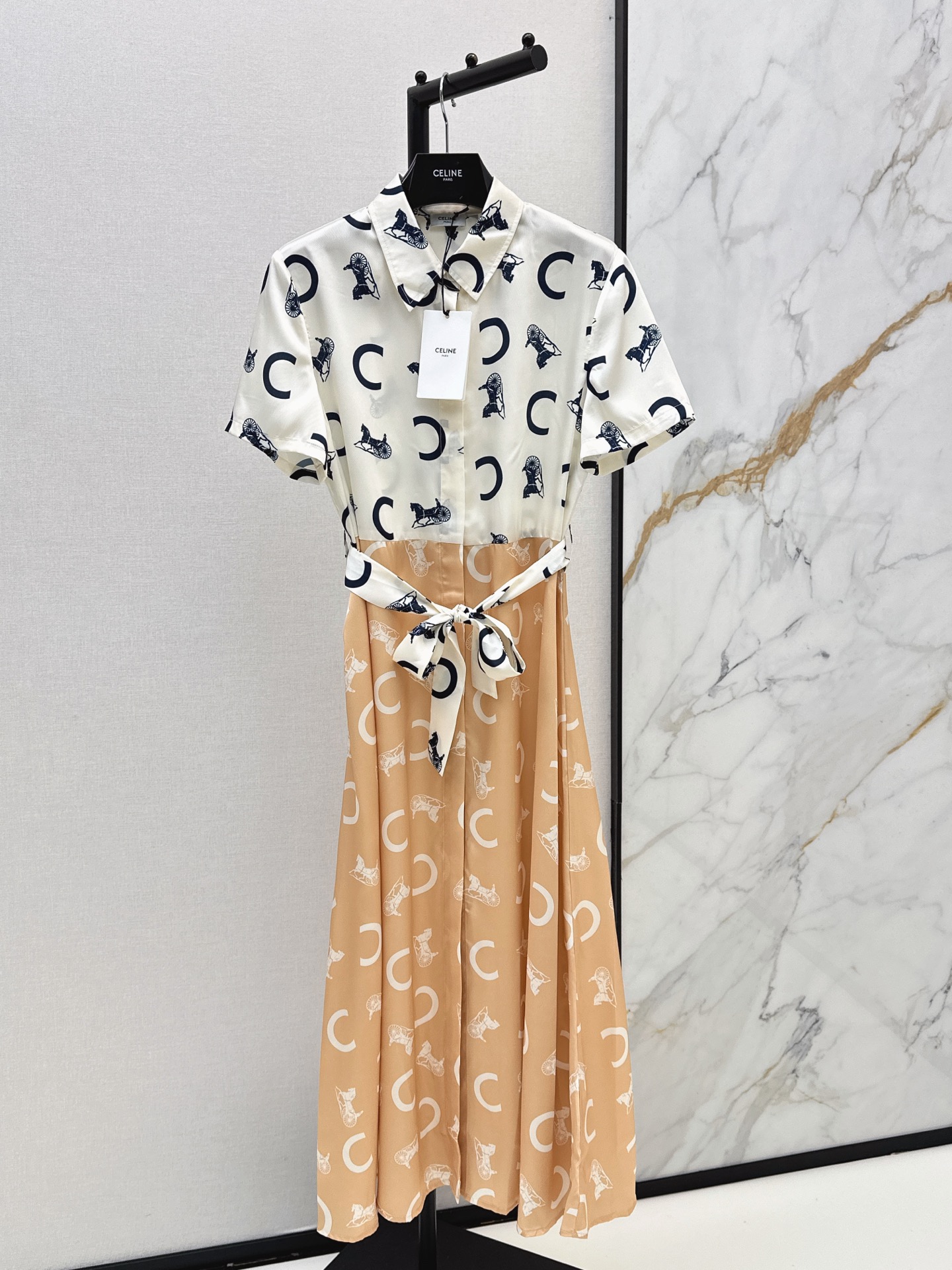 NO:878054,Ce 26Ss————The latest spring and summer long dress with letter print splicing design. It is fashionable, low-key, luxurious and high-end. The version is versatile and not picky. Polyester blended fabric has a good drape. One color ready for sale sml,,skirts,19860909Ce 26Ss————春夏最新款字母印花拼接设计长款连衣裙时髦低调气质又奢华高级 版型百搭不挑人 聚脂混纺面料 垂坠感很好 一色现货发售sml,,skirts,,Women's clothing