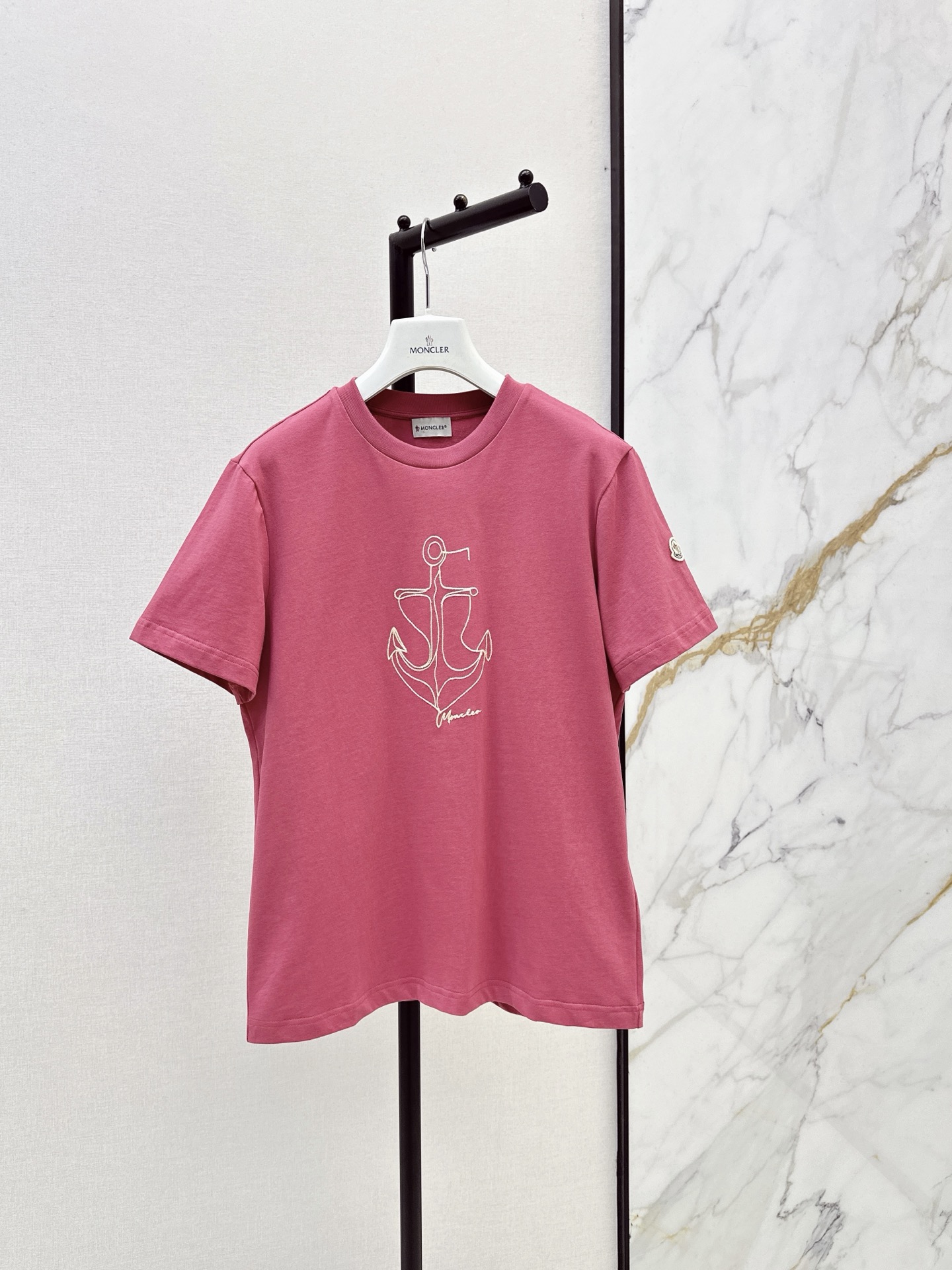 NO:878060,Mc 26Ss - the latest anchor embroidered short-sleeved T-shirt for spring and summer. The linear anchor embroidery on the chest is the highlight. It is simple and full of nautical atmosphere. It breaks the monotony of solid color T-shirts. It comes with a casual and relaxed item. The badge mark on the left sleeve is the brand's iconic detail. It is low-key and recognizable. Two colors are available in stock, sml, T-shirt, tees, t-shirt,19860909Mc 26Ss————春夏最新款船锚刺绣短袖T恤 胸前的线条感船锚刺绣是亮点 简约又充满航海氛围感 打破了纯色T恤的单调感 自带随性松弛的单品 左袖的徽章标是品牌标志性细节 低调又有辨识度 两色现货发售sml,,T-shirt,tees，t-shirt,,Women's clothing