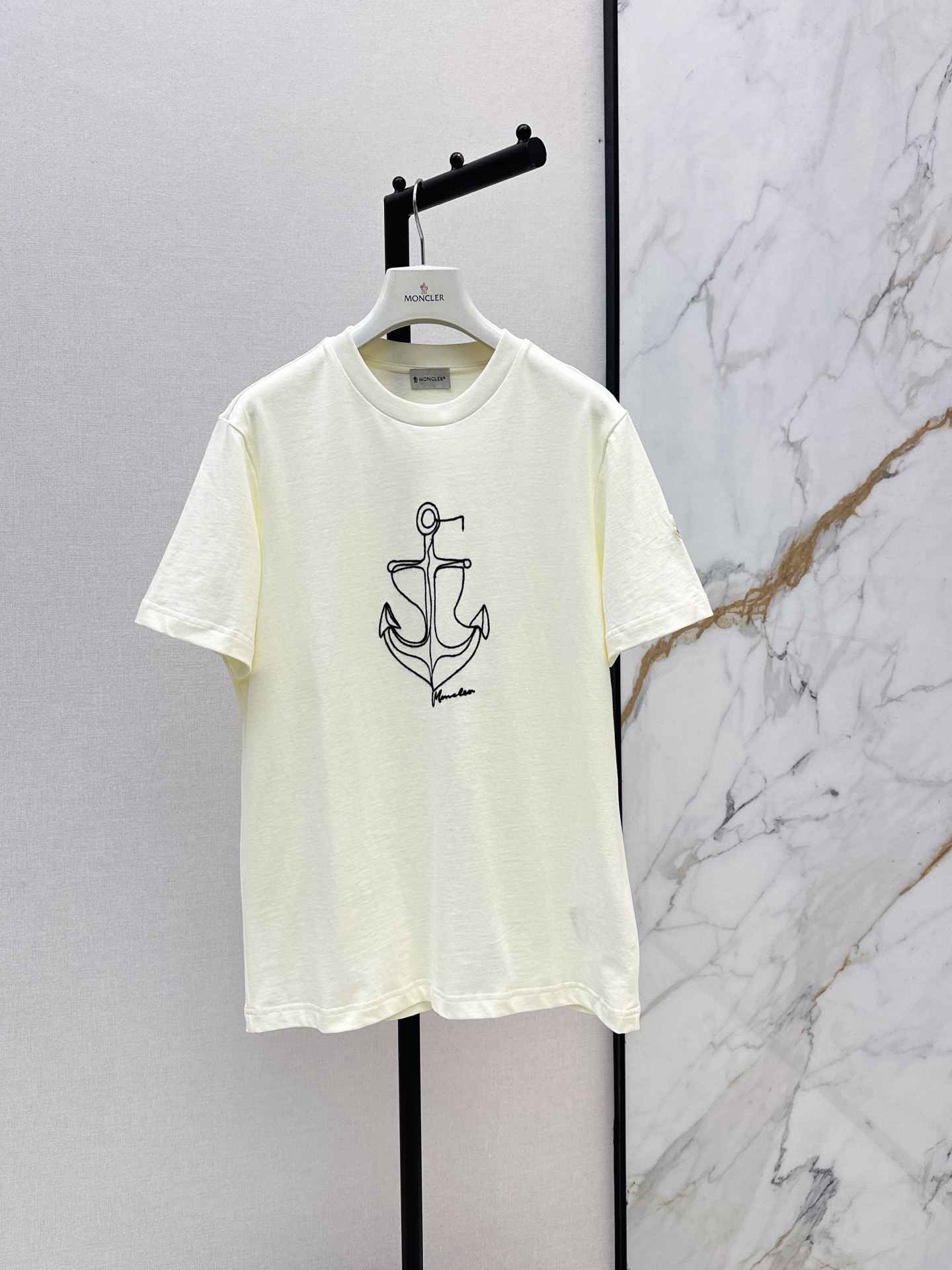 NO:878063,Mc 26Ss - the latest anchor embroidered short-sleeved T-shirt for spring and summer. The linear anchor embroidery on the chest is the highlight. It is simple and full of nautical atmosphere. It breaks the monotony of solid color T-shirts. It comes with a casual and relaxed item. The badge mark on the left sleeve is the brand's iconic detail. It is low-key and recognizable. Two colors are available in stock, sml, T-shirt, tees, t-shirt,19860909Mc 26Ss————春夏最新款船锚刺绣短袖T恤 胸前的线条感船锚刺绣是亮点 简约又充满航海氛围感 打破了纯色T恤的单调感 自带随性松弛的单品 左袖的徽章标是品牌标志性细节 低调又有辨识度 两色现货发售sml,,T-shirt,tees，t-shirt,,Women's clothing