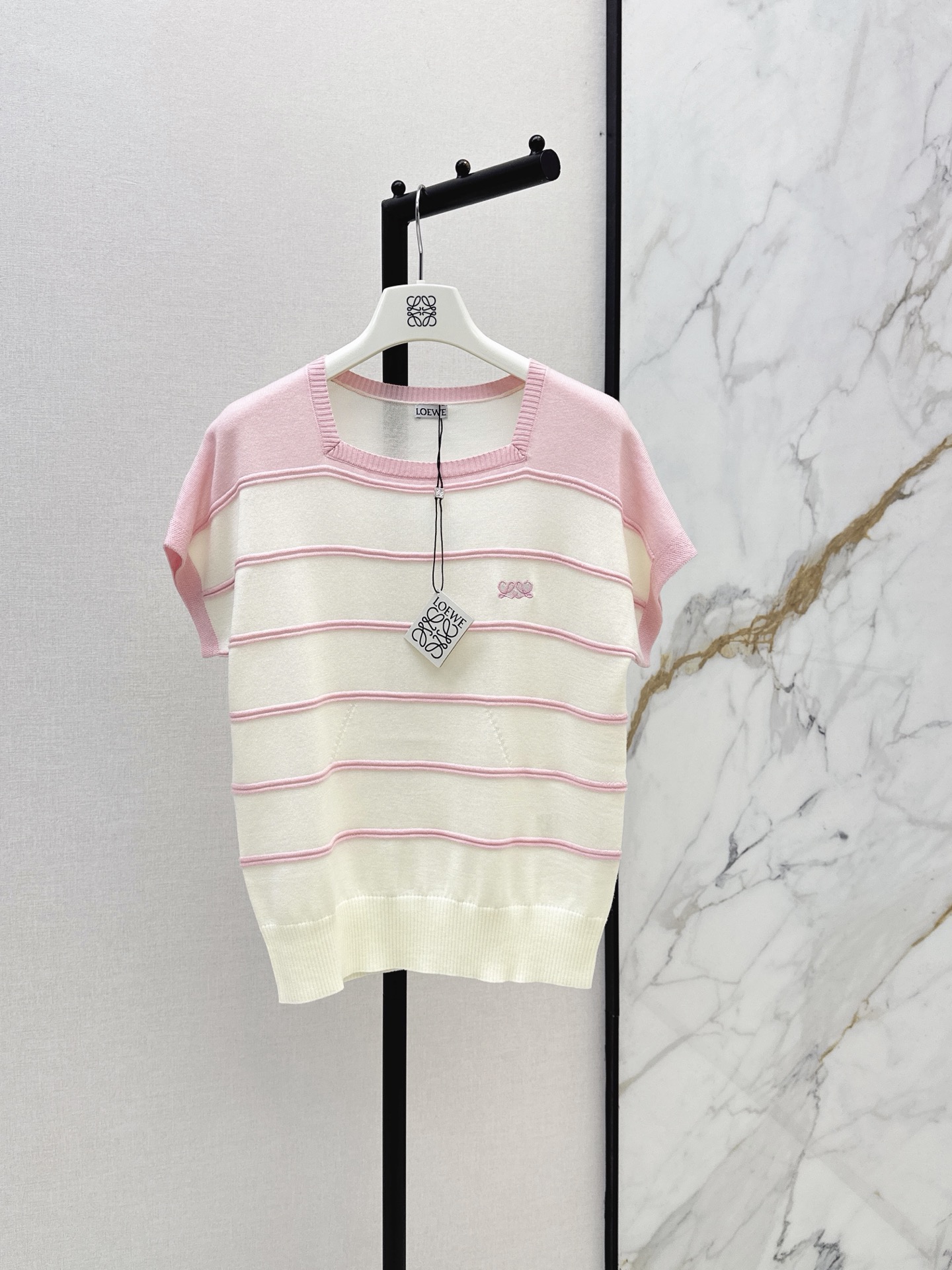NO:878066,Loe 26Ss————The latest spring and summer contrasting striped off-shoulder sweater has a great style and texture, but the basic details are perfect. The logo on the chest is low-key and noble. Close your eyes and wear it alone. The inner layer is clean and refreshing. Three colors are available for sale sml,, loewe,19860909Loe 26Ss————春夏最新款撞色条纹落肩针织衫版型质感都很绝 基础细节却满分 胸前logo低调又显贵 闭眼入 单穿内搭都干净清爽 三色现货发售sml,,loewe,,Women's clothing