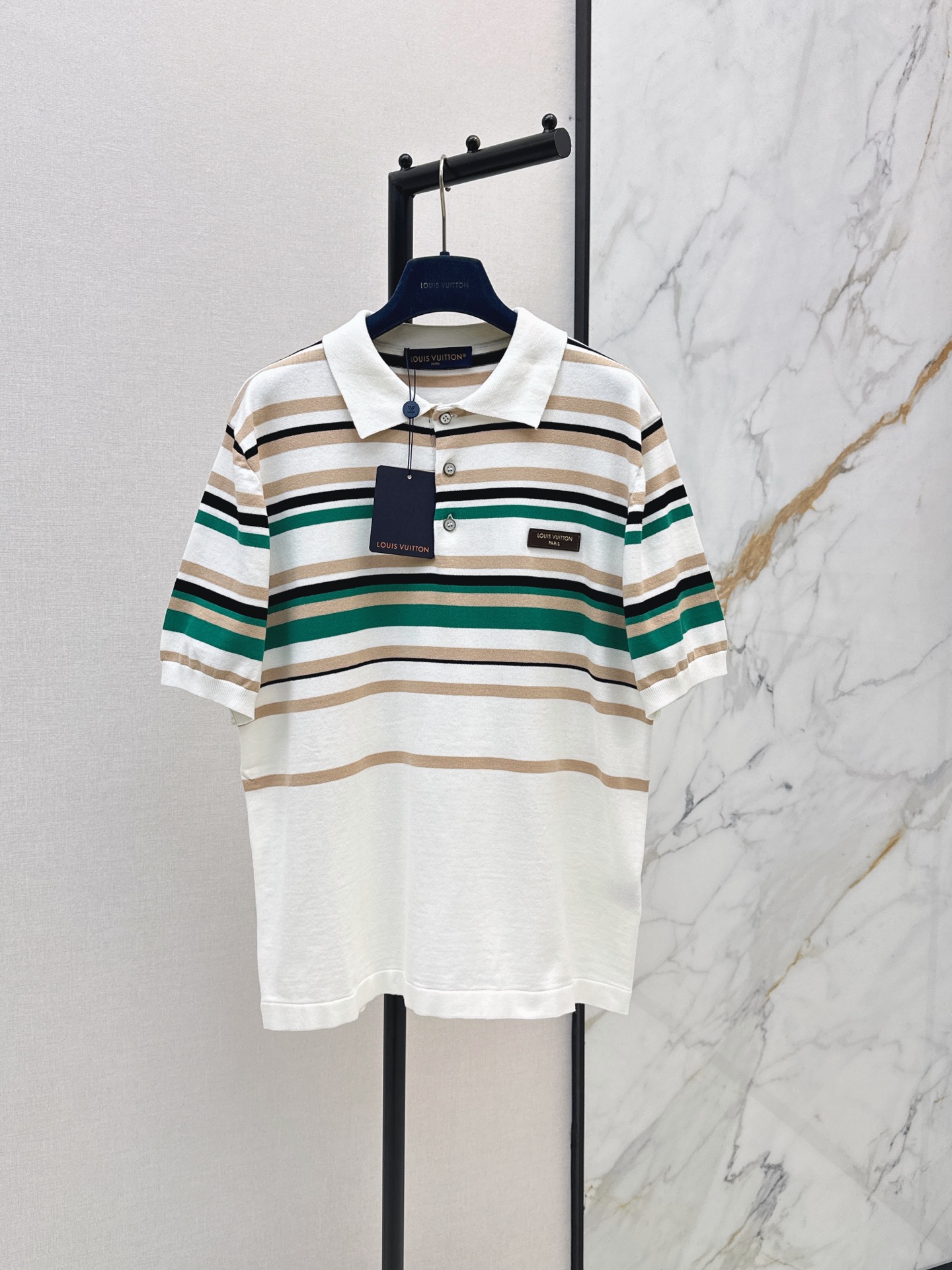 NO:878032,L Family 26Ss————The latest loose short-sleeved logo in early spring. Same style for men and women. The loose fit is wrapped in a loose texture. The soft and waxy fabric is both comfortable and high-end. Wearing it alone is a energetic and trendy girl. Pair it with denim trousers to make it more casual and lazy. The same color is available for sale sml, louis vuitton, T-shirt,19860909L家 26Ss————早春最新款logo宽松短袖 男女同款 宽松版型裹满松弛质感 软糯面料兼顾舒适与高级 单穿是元气潮妹 搭牛仔长裤更显随性慵懒 一色现货发售sml,,louis vuitton,T-shirt,,Women's clothing