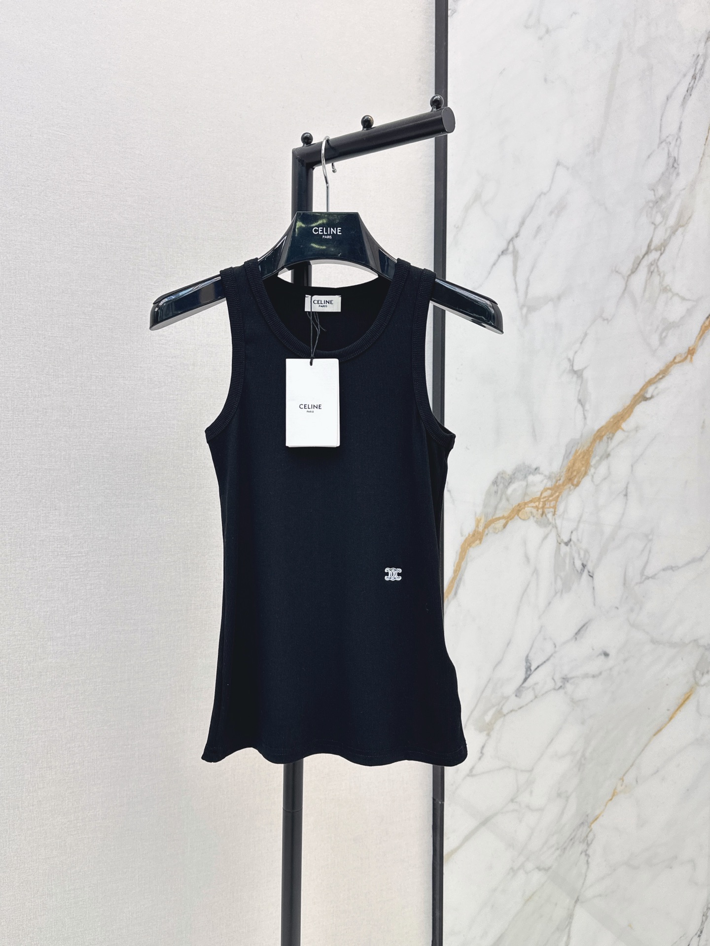 NO:878030,Ce 26Ss————The latest spring and summer style for paper figures to wear with high-intelligence ribbed vests, a super slimming artifact. Minimalist stacking items. Contrasting embroidered logos are low-key and luxurious. White, rich and beautiful must-have temperament base items are casual and comfortable. The slim fit is not picky and the upper body is slimming. Imported fabrics are soft and skin-friendly and super comfortable. Three colors are available for sale sml,,19860909Ce 26Ss————春夏最新款纸片人穿搭高智感罗纹背心超级显瘦神器 极简叠搭单品 撞色刺绣logo低调奢华 白富美必入气质打底单品休闲舒适 不挑人修身版型上身巨显瘦 进口面料质感柔软亲肤超舒适 三色现货发售sml,,,Women's clothing