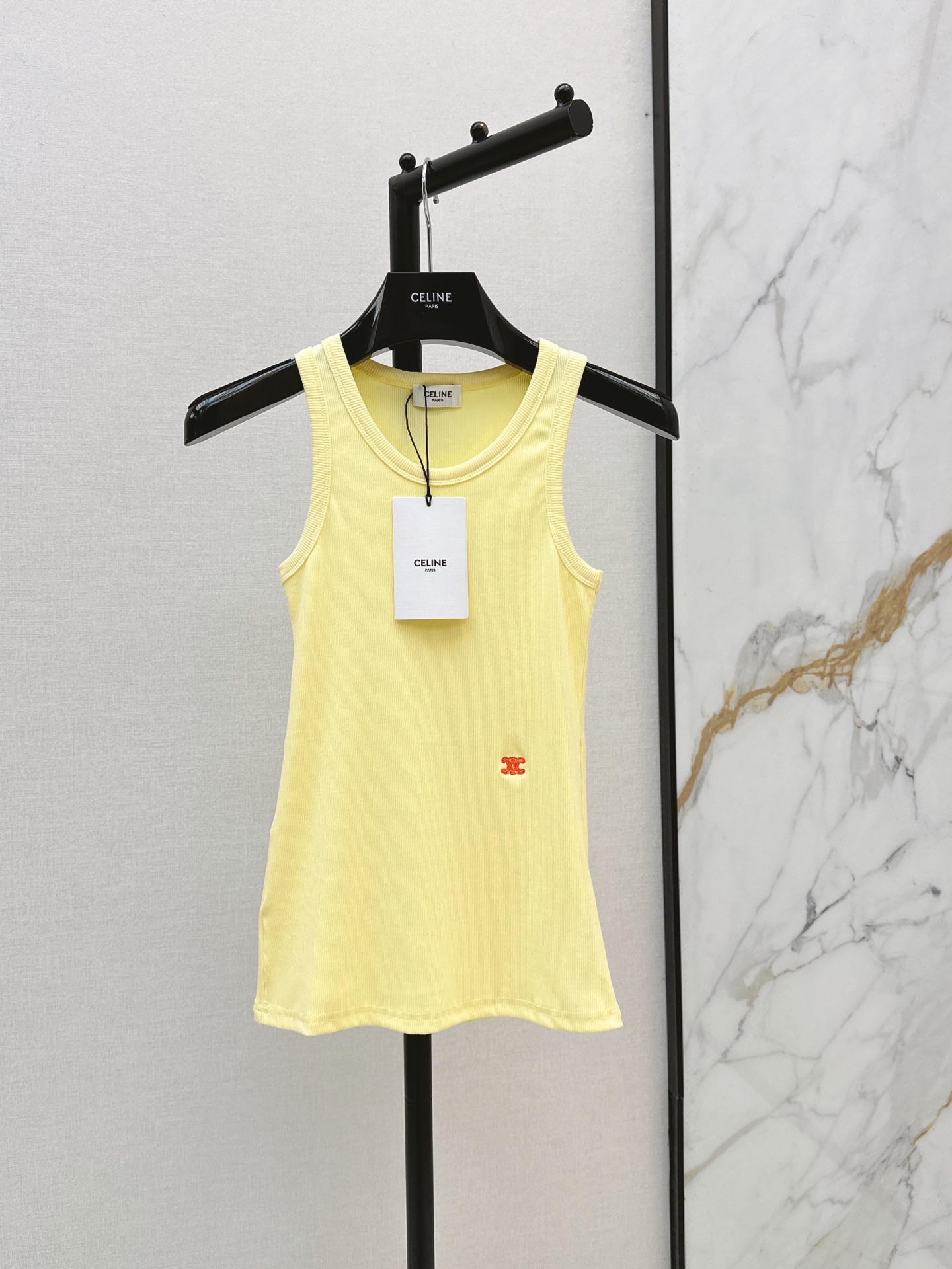 NO:878028,Ce 26Ss————The latest spring and summer style for paper figures to wear with high-intelligence ribbed vests, a super slimming artifact. Minimalist stacking items. Contrasting embroidered logos are low-key and luxurious. White, rich and beautiful must-have temperament base items are casual and comfortable. The slim fit is not picky and the upper body is slimming. Imported fabrics are soft and skin-friendly and super comfortable. Three colors are available for sale sml,,19860909Ce 26Ss————春夏最新款纸片人穿搭高智感罗纹背心超级显瘦神器 极简叠搭单品 撞色刺绣logo低调奢华 白富美必入气质打底单品休闲舒适 不挑人修身版型上身巨显瘦 进口面料质感柔软亲肤超舒适 三色现货发售sml,,,Women's clothing