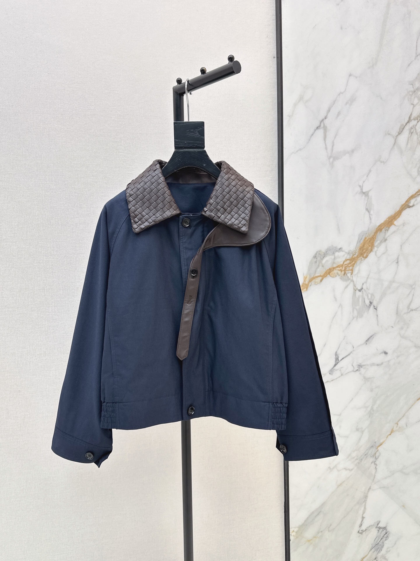 NO:878041,Bv 26Ss————The latest woven leather collar khaki canvas short jacket for spring and summer. Woven leather collar + high-end canvas material. It has a full sense of high-end and a strong three-dimensional sense. It is like wearing a piece of art on the body, showing its craftsmanship and quality. It is a very suitable item for all seasons. Five colors are available for sale sml,,bottega veneta,jackets & coats,19860909Bv 26Ss————春夏最新款编织皮领卡其色帆布短外套编织皮领+高定帆布材质 高级感拉满 立体感超强 像把艺术品穿在身上 尽显匠心品质 很适合四季穿搭的单品 五色现货发售sml,,bottega veneta,jackets & coats,,Women's clothing
