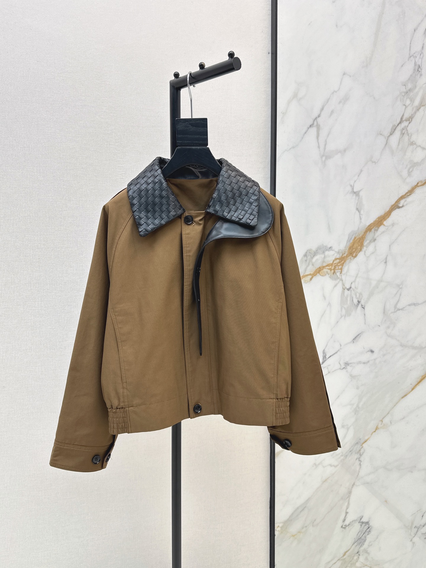 NO:878043,Bv 26Ss————The latest woven leather collar khaki canvas short jacket for spring and summer. Woven leather collar + high-end canvas material. It has a full sense of high-end and a strong three-dimensional sense. It is like wearing a piece of art on the body, showing its craftsmanship and quality. It is a very suitable item for all seasons. Five colors are available for sale sml,,bottega veneta,jackets & coats,19860909Bv 26Ss————春夏最新款编织皮领卡其色帆布短外套编织皮领+高定帆布材质 高级感拉满 立体感超强 像把艺术品穿在身上 尽显匠心品质 很适合四季穿搭的单品 五色现货发售sml,,bottega veneta,jackets & coats,,Women's clothing
