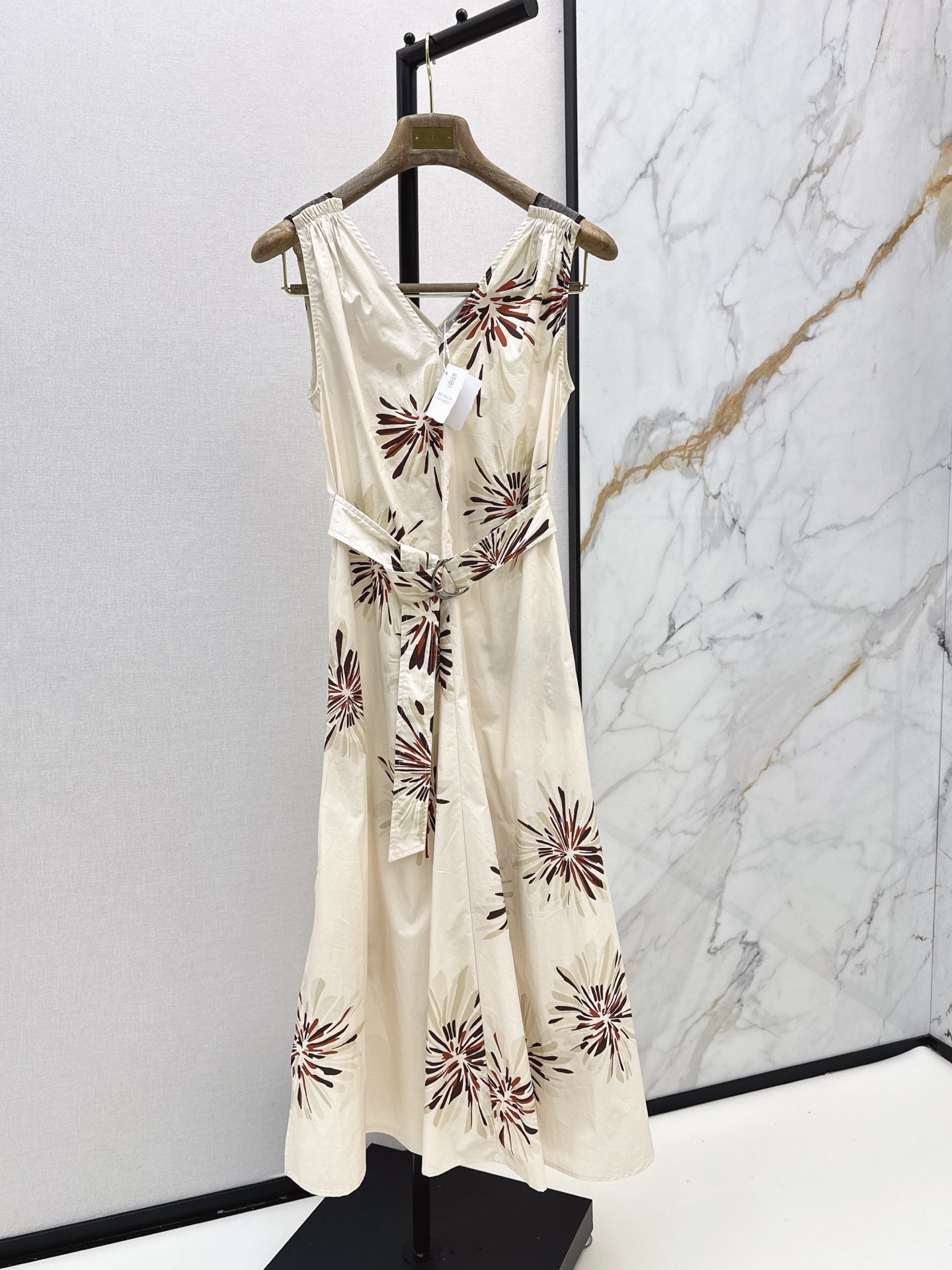 NO:878069,Old money holiday style Bc 26Ss————The latest spring and summer style printed long dress with bead chain splicing design on the shoulders. V-neck design on the front and back. The belt adopts the belt waist design. It can easily separate the golden proportion of Panax notoginseng. It looks very tall whether it is daily or on vacation. It is a long dress that is suitable for filming and versatile. One color ready for sale sml,,skirts,gold,19860909老钱度假风 Bc 26Ss————春夏最新款肩部小珠链拼接设计印花长款连衣裙 前后V领设计 腰带采用腰带收腰设计 轻松分割出三七黄金比例感 很显高 不管是日常或者度假都OK 是出片又百搭的长裙 一色现货发售sml,,skirts,gold,,Women's clothing