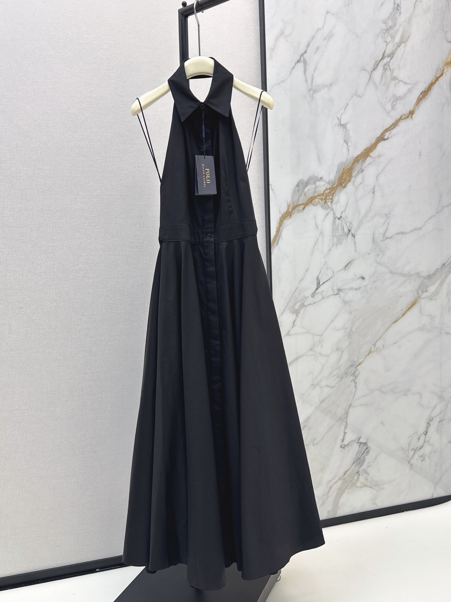 NO:878072,Super classy RL 26Ss————The latest spring and summer long dress with halter neck and backless design. Halter neck + neat lapel, which brings out delicacy and femininity. The back is a strap-style backless design. You can also hold it when attending important occasions. It is very aura. The umbrella-shaped large skirt tailoring design is very beautiful. Isshiki ready for sale sml,,skirts,19860909超有气质感 RL 26Ss————春夏最新款挂脖露背设计长款连衣裙 挂脖+利落翻领 把精致和女人味发挥得淋漓尽致 后面是背带式露背设计 出席重要场合也可以Hold住 超有气场 伞状大裙摆剪裁设计非常好看哦 一色现货发售sml,,skirts,,Women's clothing