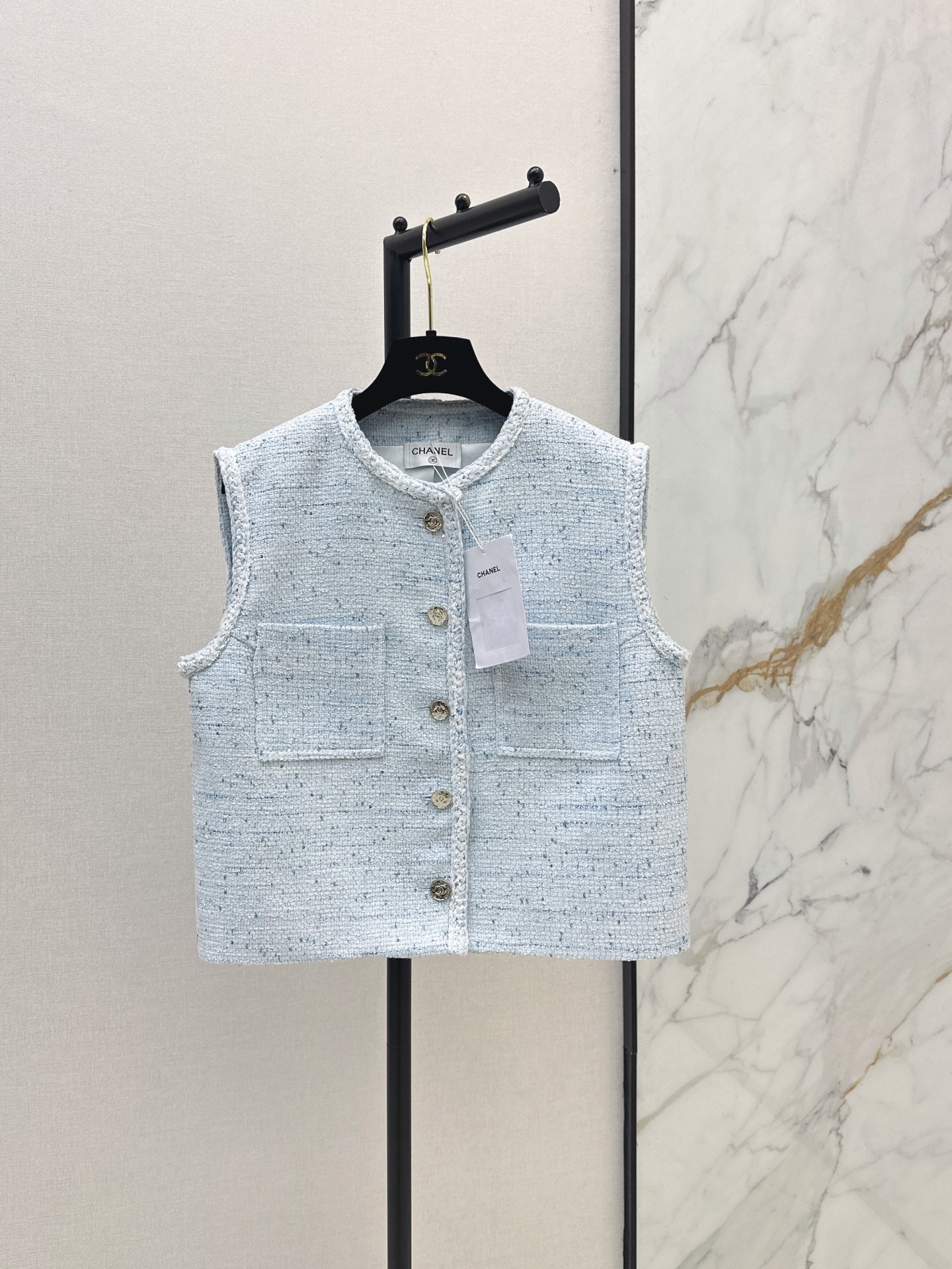 NO:878049,C home 26Ss - the latest style of temperament woven vest in early autumn. The beautiful woven fabric developed by yb is super beautiful in real life. The three-dimensional texture is full of exquisiteness. The upper body has a noble temperament. The customized 3D three-dimensional tailoring version is very slim. It is highly wearable and has a higher appearance. French socialite style is elegant and high-end. A must-have for rich families. Two colors available for sale sml,,chanel,19860909C家 26Ss———早秋最新款气质编织马甲yb开发绝美编织面料实物超美 立体肌理感精致感满满 上身自带一种高贵气质 定制3D立体剪裁版型巨显瘦 实穿度高颜值也更高 法式名媛风优雅又高级 富家千金必备 两色现货发售sml,,chanel,,Women's clothing