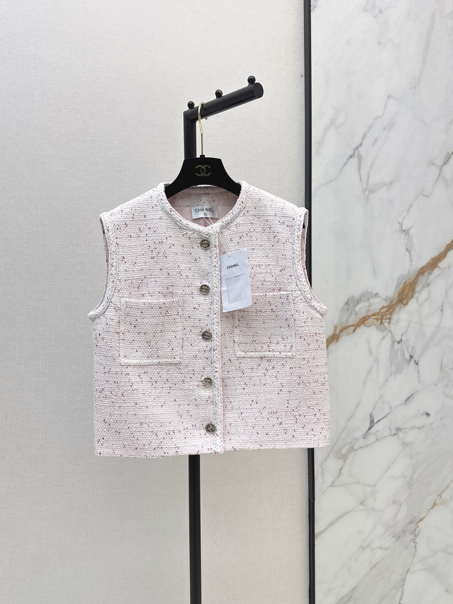 NO:878052,C home 26Ss - the latest style of temperament woven vest in early autumn. The beautiful woven fabric developed by yb is super beautiful in real life. The three-dimensional texture is full of exquisiteness. The upper body has a noble temperament. The customized 3D three-dimensional tailoring version is very slim. It is highly wearable and has a higher appearance. French socialite style is elegant and high-end. A must-have for rich families. Two colors available for sale sml,,chanel,19860909C家 26Ss———早秋最新款气质编织马甲yb开发绝美编织面料实物超美 立体肌理感精致感满满 上身自带一种高贵气质 定制3D立体剪裁版型巨显瘦 实穿度高颜值也更高 法式名媛风优雅又高级 富家千金必备 两色现货发售sml,,chanel,,Women's clothing