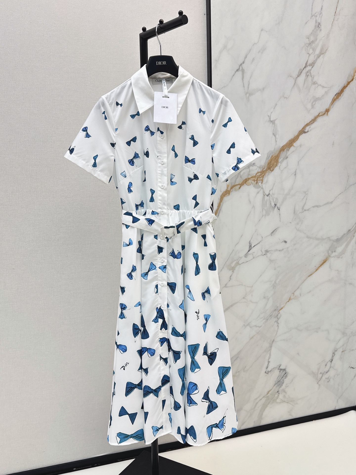 NO:878360,CD 26Ss————The latest blue bow print shirt dress for spring and summer. Clean white background + gradient ink blue bow print. Hand-painted smudged pattern is refreshing and healing. Small brand letters hide details. Classic lapel shirt dress style. The original square buckle belt with the same pattern can easily pinch the waist. One color ready for sale sml,,skirts,shirts,19860909CD 26Ss————春夏最新款蓝蝴蝶结印花衬衫连衣裙 干净白底色+渐变水墨蓝蝴蝶结印花 手绘晕染纹样清新治愈 细碎品牌小字暗藏细节 经典翻领衬衫裙版型 原配同纹方扣腰带一收轻松掐出小蛮腰 一色现货发售sml,,skirts,shirts,,Women's clothing